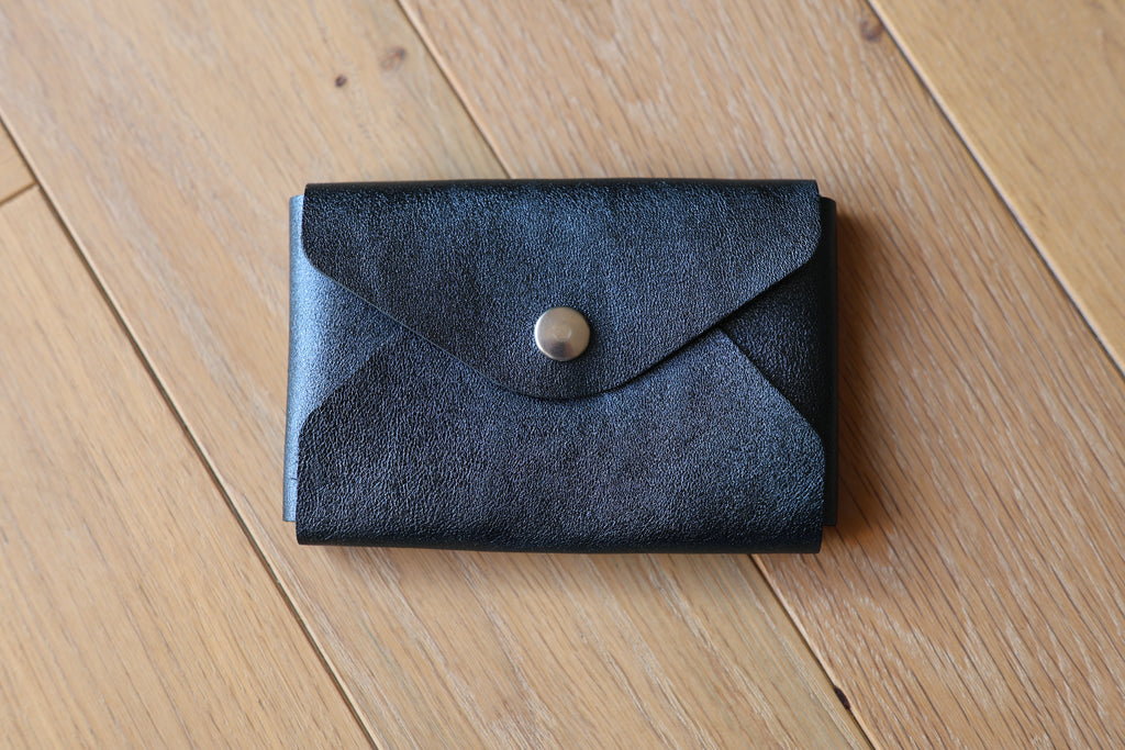 Pochette plate La Balzacienne en cuir véritable bleu irisé, création artisanale française, devant