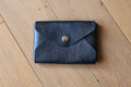 Pochette plate La Balzacienne en cuir véritable bleu irisé, création artisanale française, devant