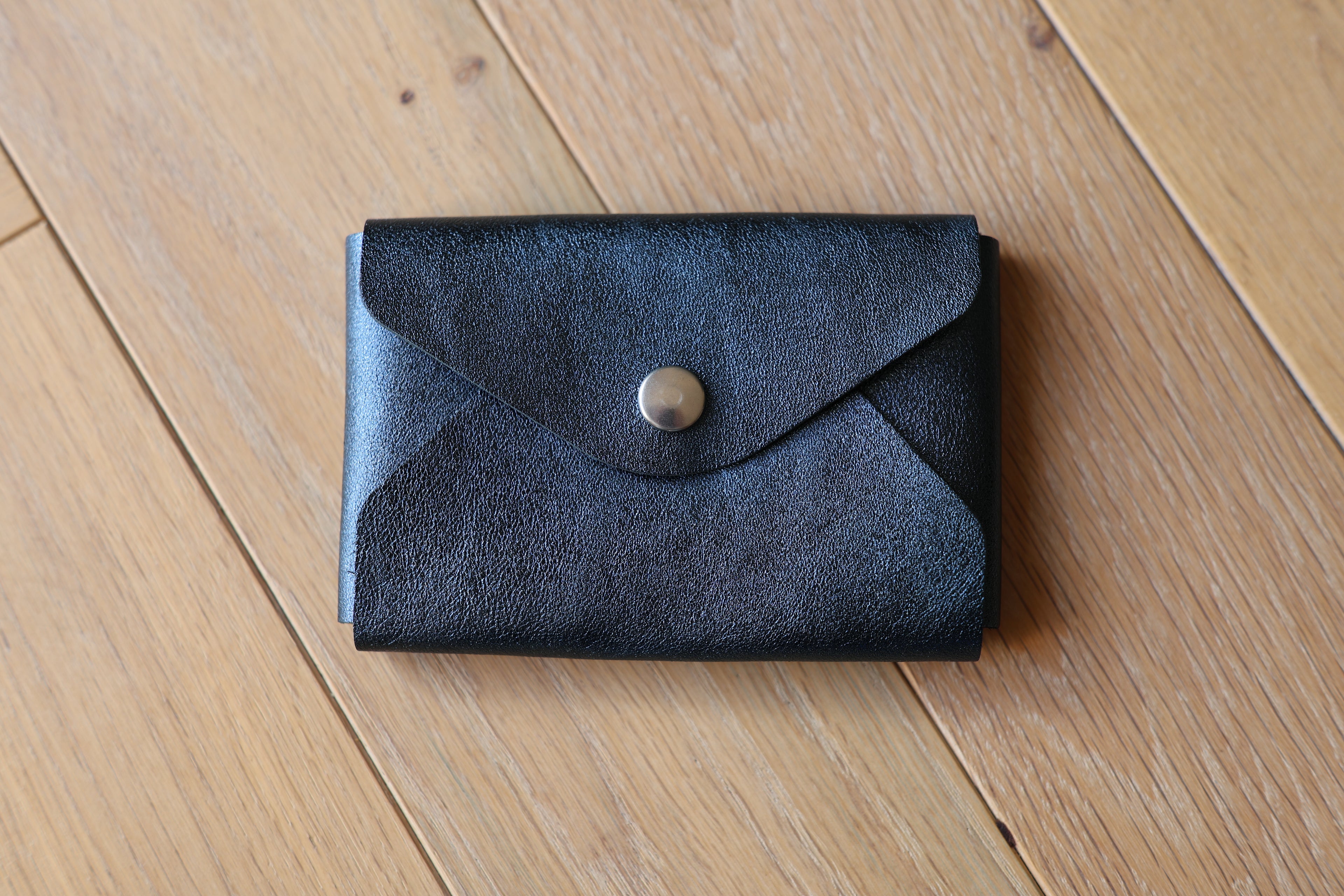 Pochette plate La Balzacienne en cuir véritable bleu irisé, création artisanale française, devant
