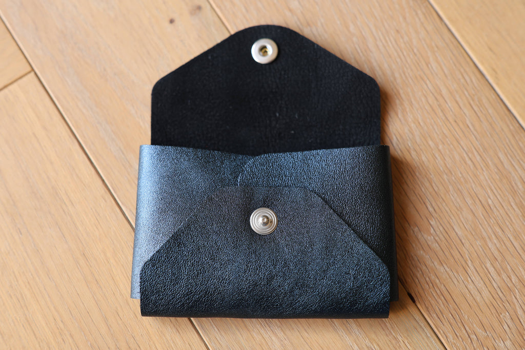 Pochette plate La Balzacienne en cuir véritable bleu irisé, création artisanale française, ouvert