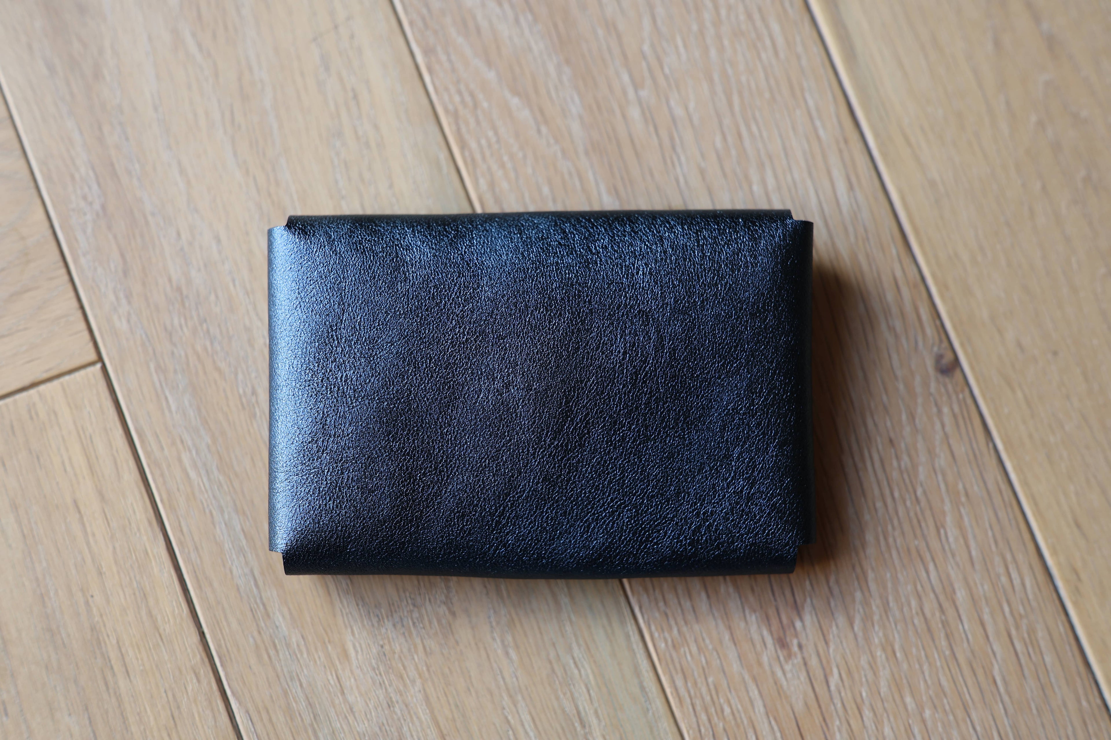 Pochette plate La Balzacienne en cuir véritable bleu irisé, création artisanale française, dos