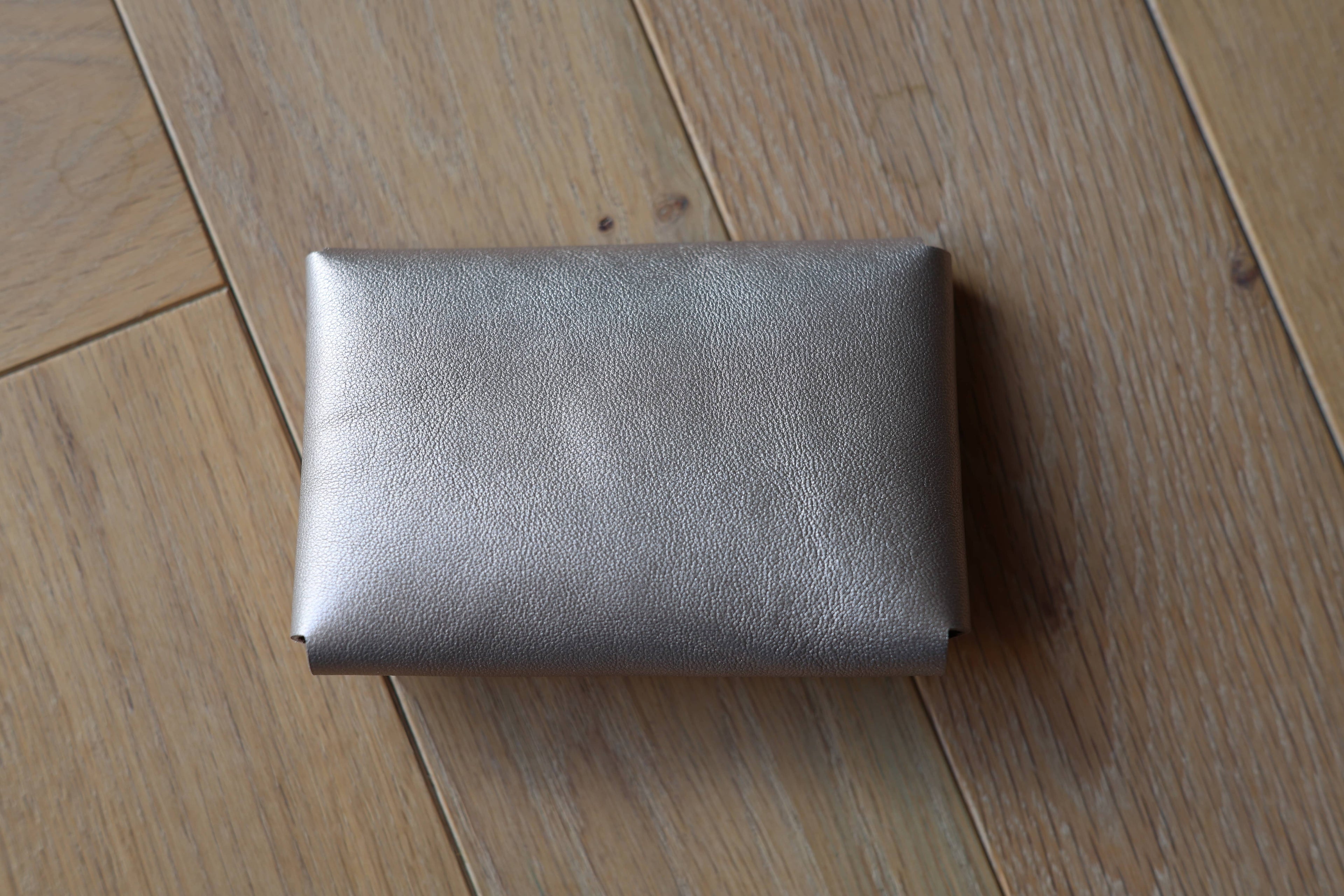 Pochette plate La Balzacienne en cuir véritable champagne irisé, créer près de Chartres, dos