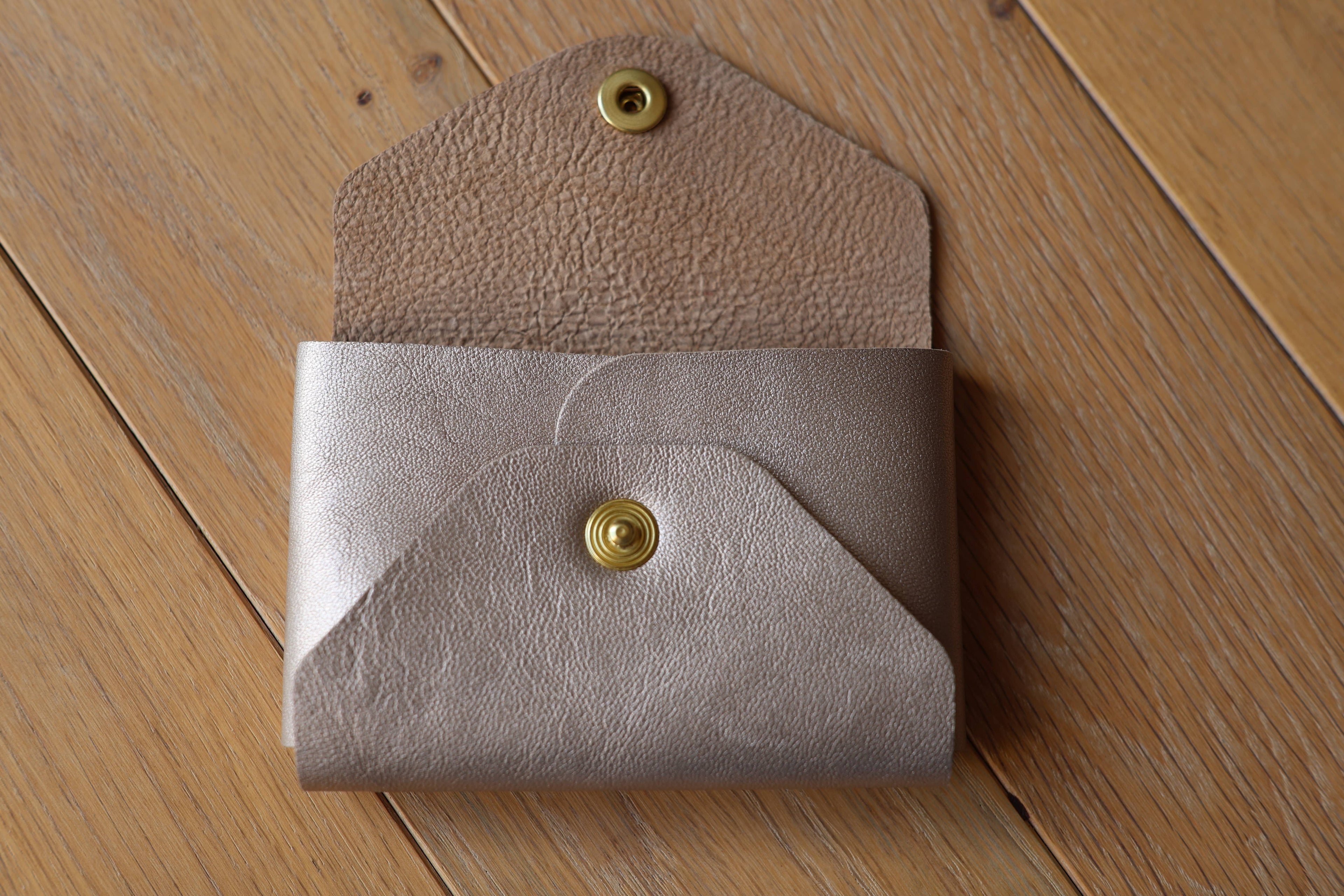 Pochette plate La Balzacienne en cuir véritable champagne irisé, créer près de Chartres, ouvert