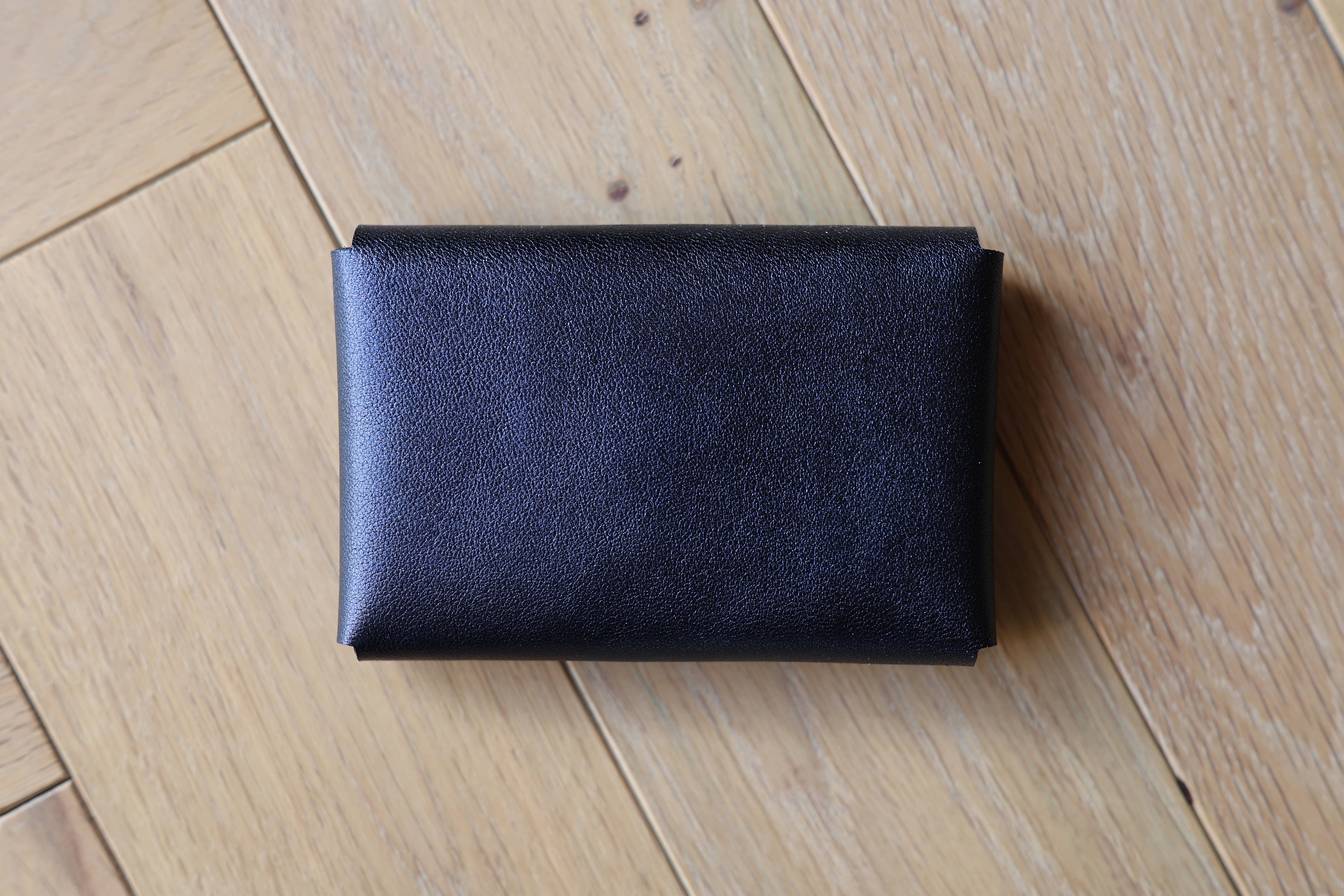 Pochette plate La Balzacienne en cuir véritable violet irisé, confection artisanale, dos