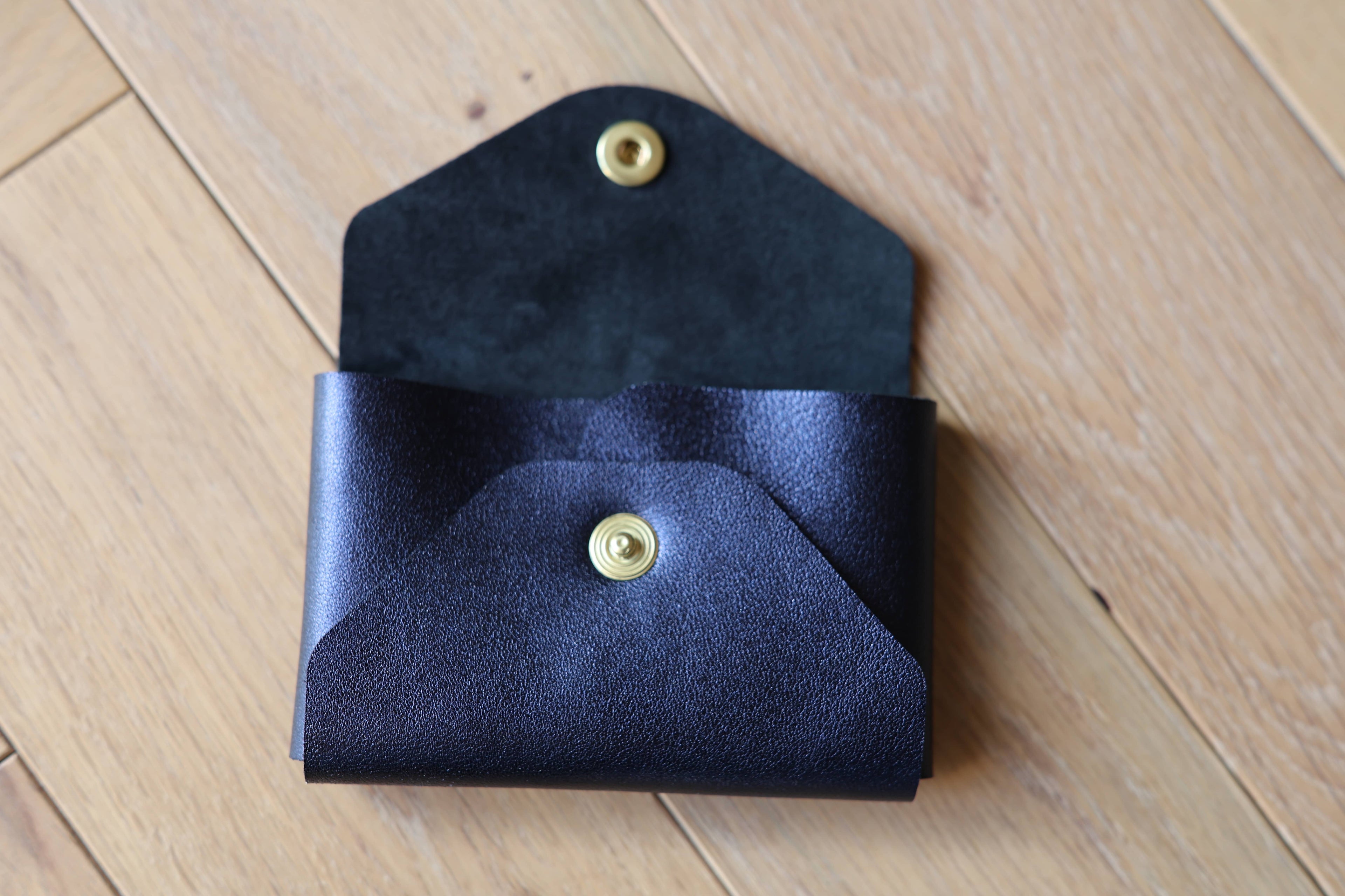 Pochette plate La Balzacienne en cuir véritable violet irisé, confection artisanale, ouvert