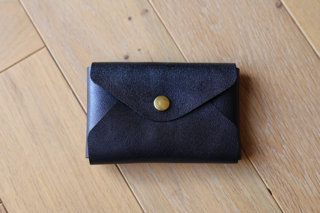 Pochette plate La Balzacienne en cuir véritable violet irisé, confection artisanale, devant