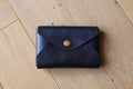 Pochette plate La Balzacienne en cuir véritable violet irisé, confection artisanale, devant