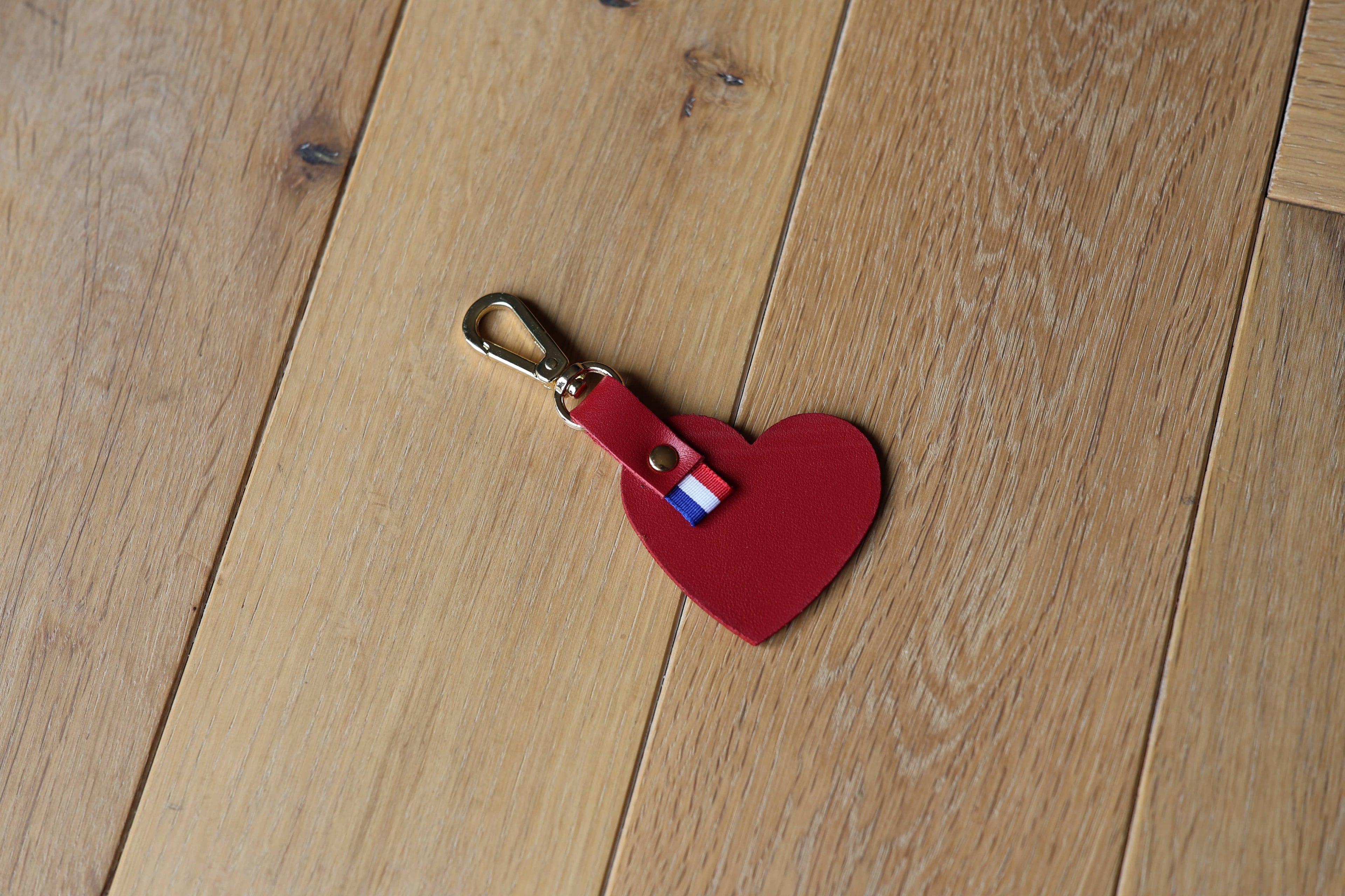 Porte-clés cœur Le Battement en cuir véritable rouge, création artisanale française, dessus