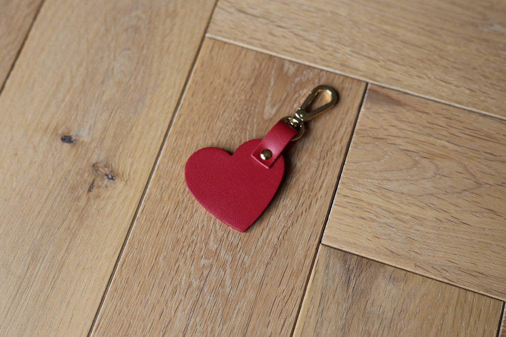 Porte-clés cœur Le Battement en cuir véritable rouge, création artisanale française, dessous