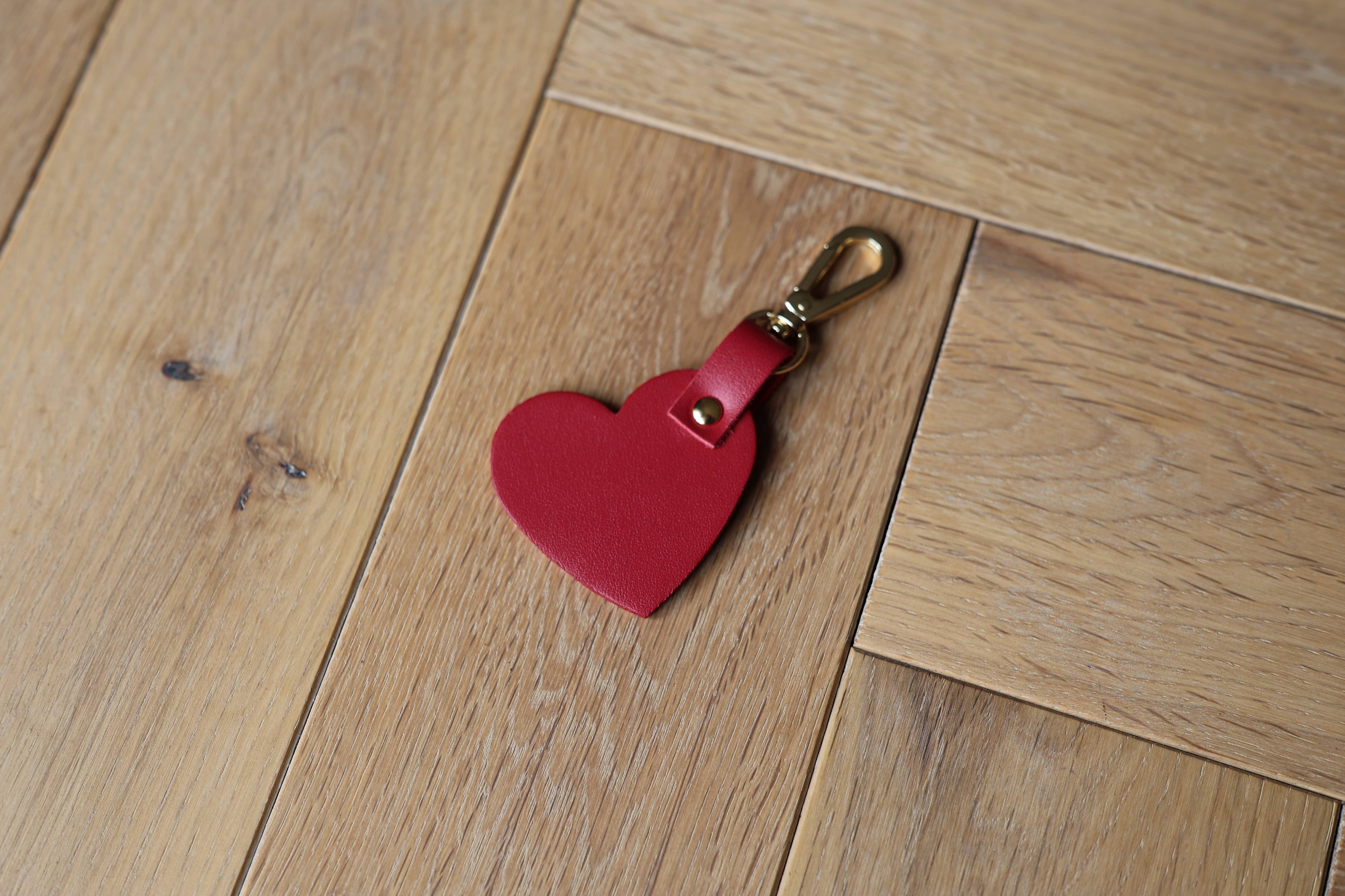 Porte-clés cœur Le Battement en cuir véritable rouge, création artisanale française, dessous