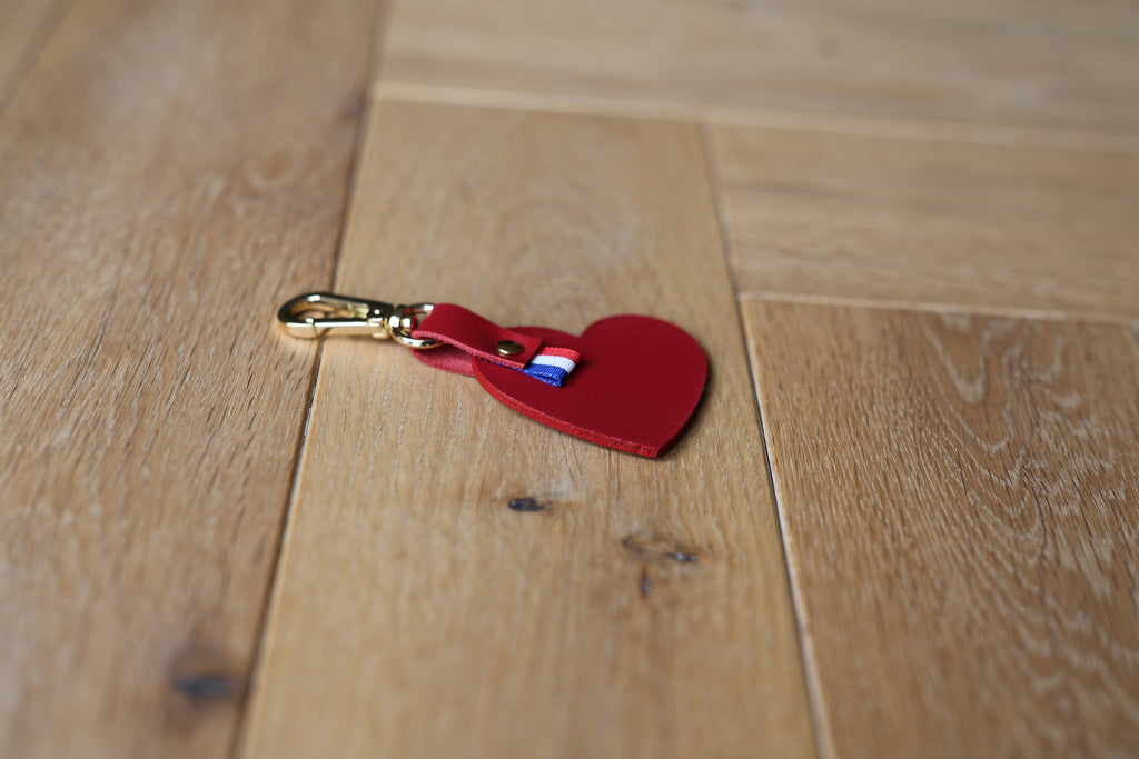 Porte-clés cœur Le Battement en cuir véritable rouge, création artisanale française, détail ruban