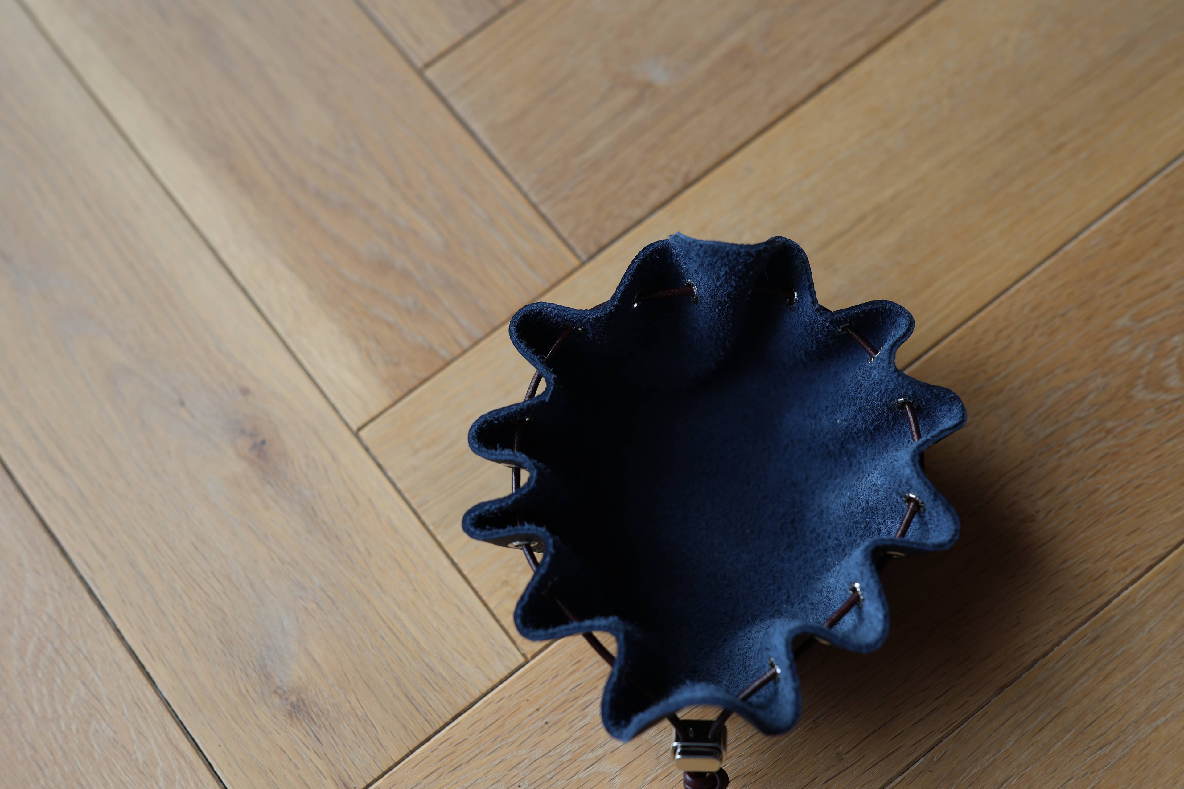 Bourse Eliott en cuir véritable bleu avec cordon de serrage, cousue près de Chartres, ouvert