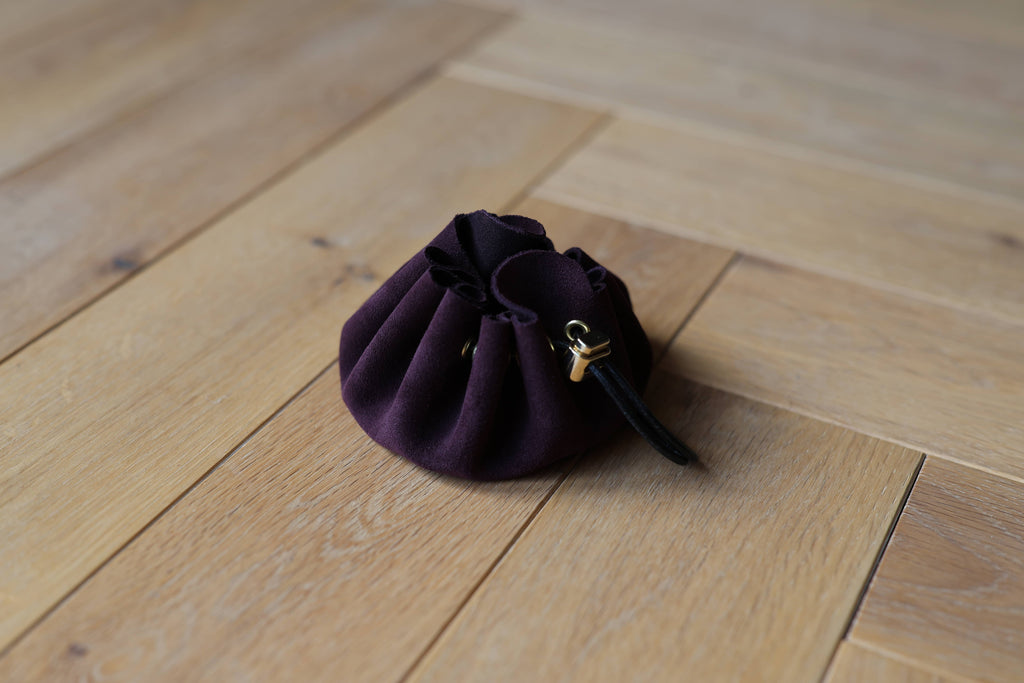 Bourse Eliott en cuir véritable prune avec cordon de serrage, création artisanale française, devant