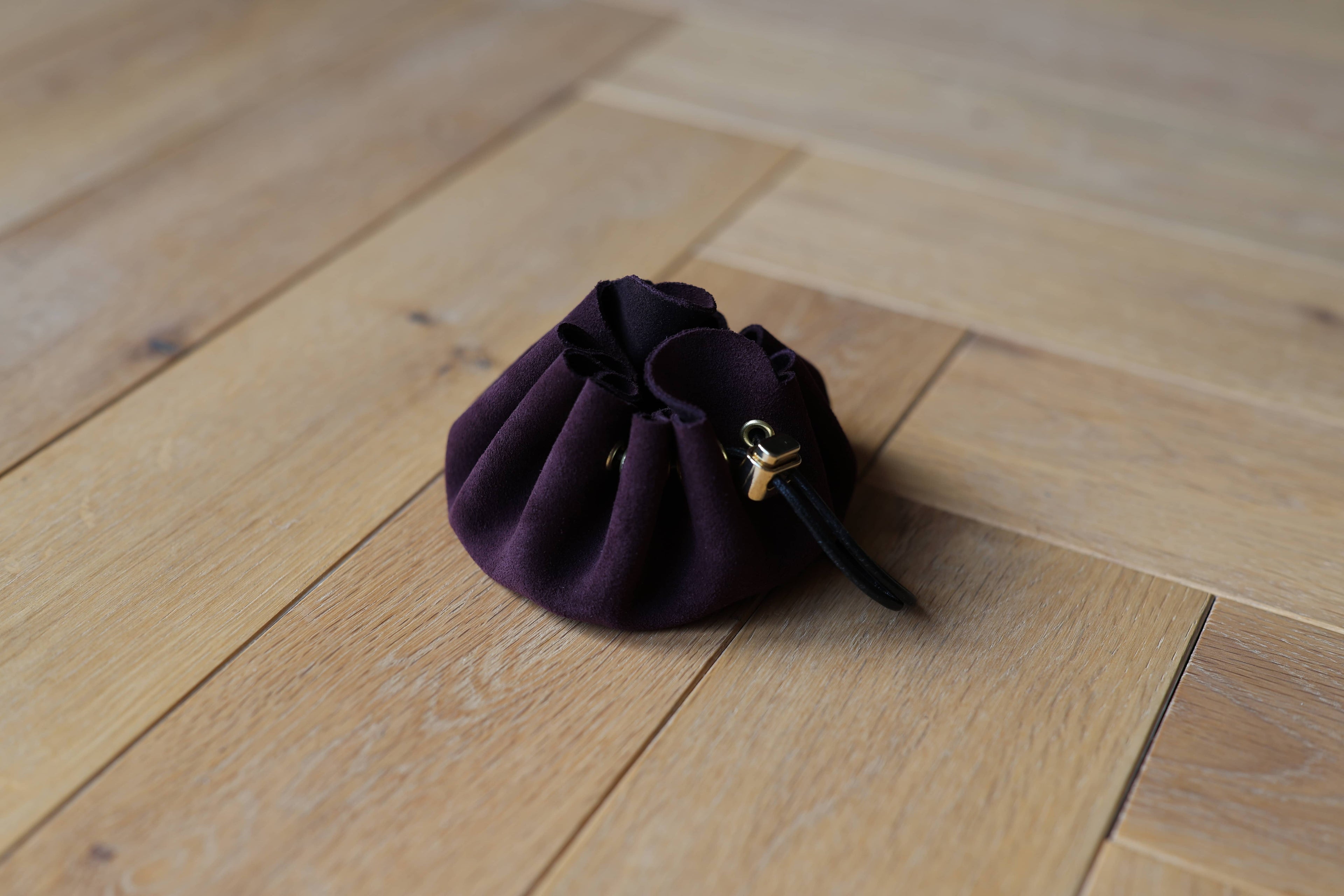 Bourse Eliott en cuir véritable prune avec cordon de serrage, création artisanale française, devant