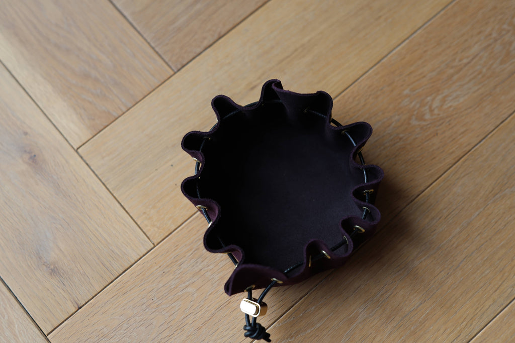 Bourse Eliott en cuir véritable prune avec cordon de serrage, création artisanale française, dedans