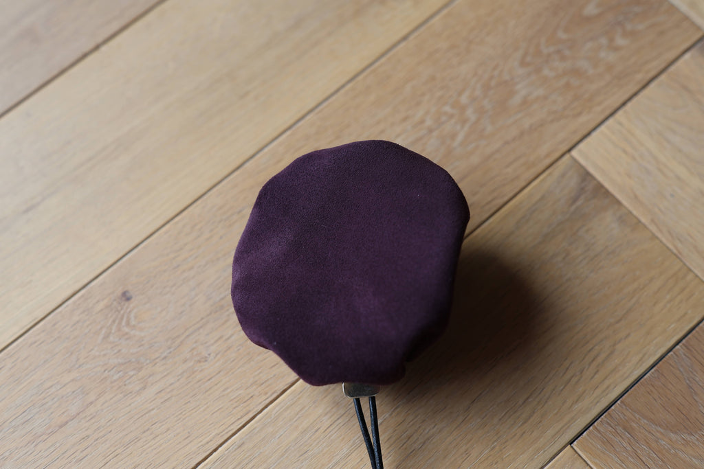 Bourse Eliott en cuir véritable prune avec cordon de serrage, création artisanale française, dessous