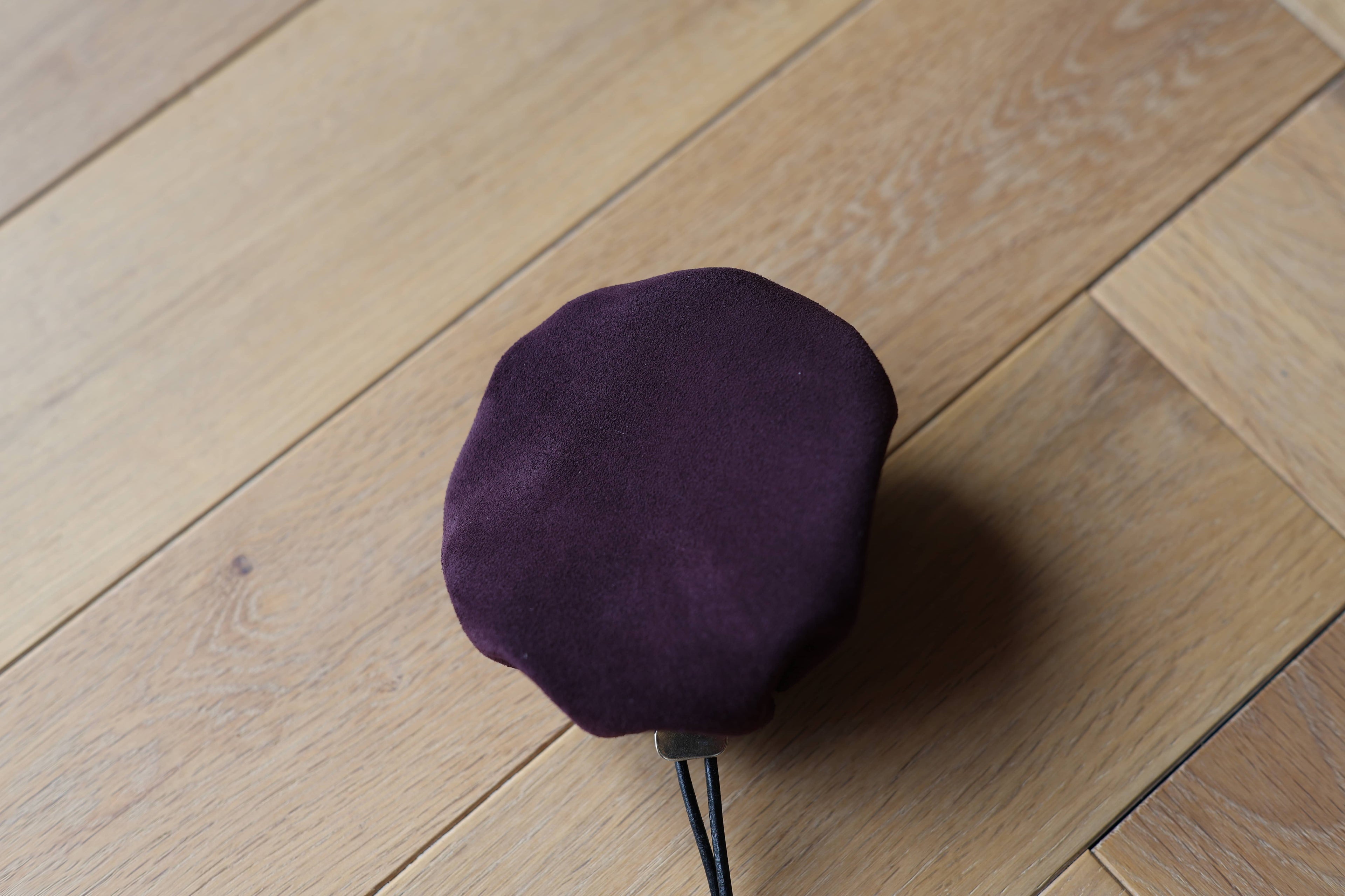 Bourse Eliott en cuir véritable prune avec cordon de serrage, création artisanale française, dessous