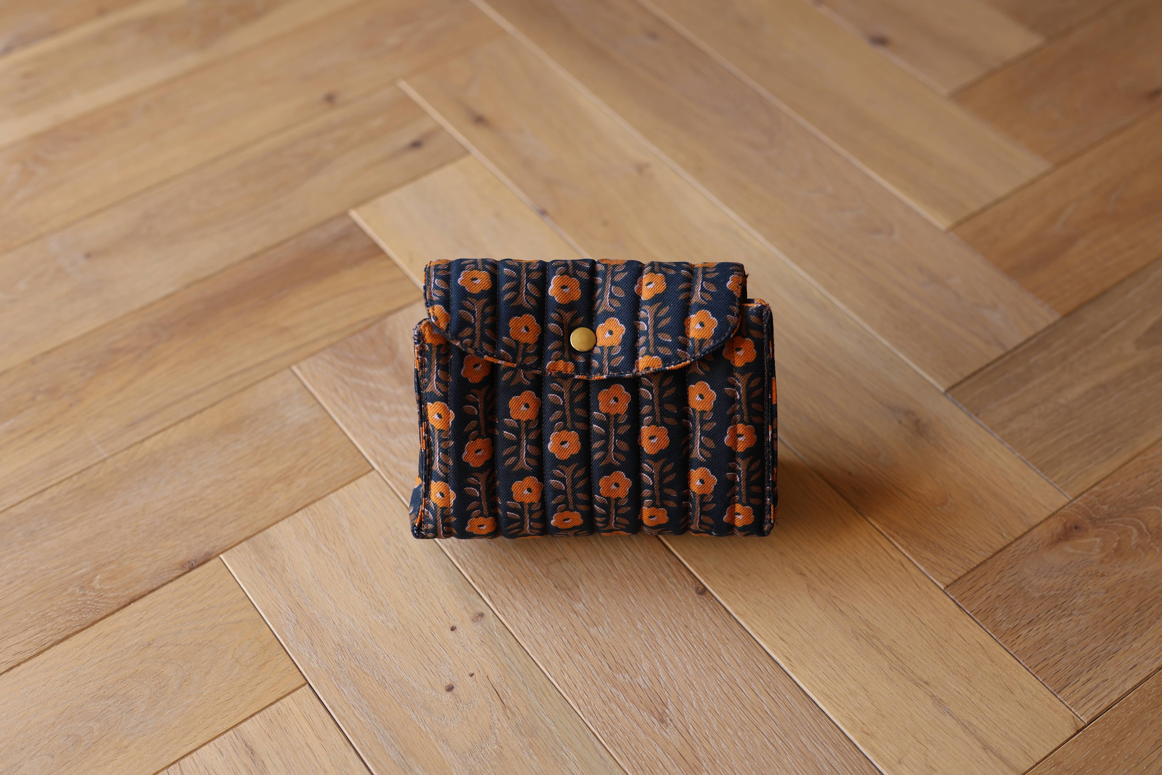 Pochette matelassée La Cachottière en coton motif indien, création textile artisanale, devant
