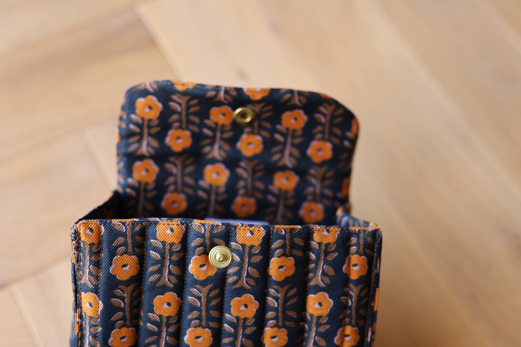 Pochette matelassée La Cachottière en coton motif indien, création textile artisanale, ouvert