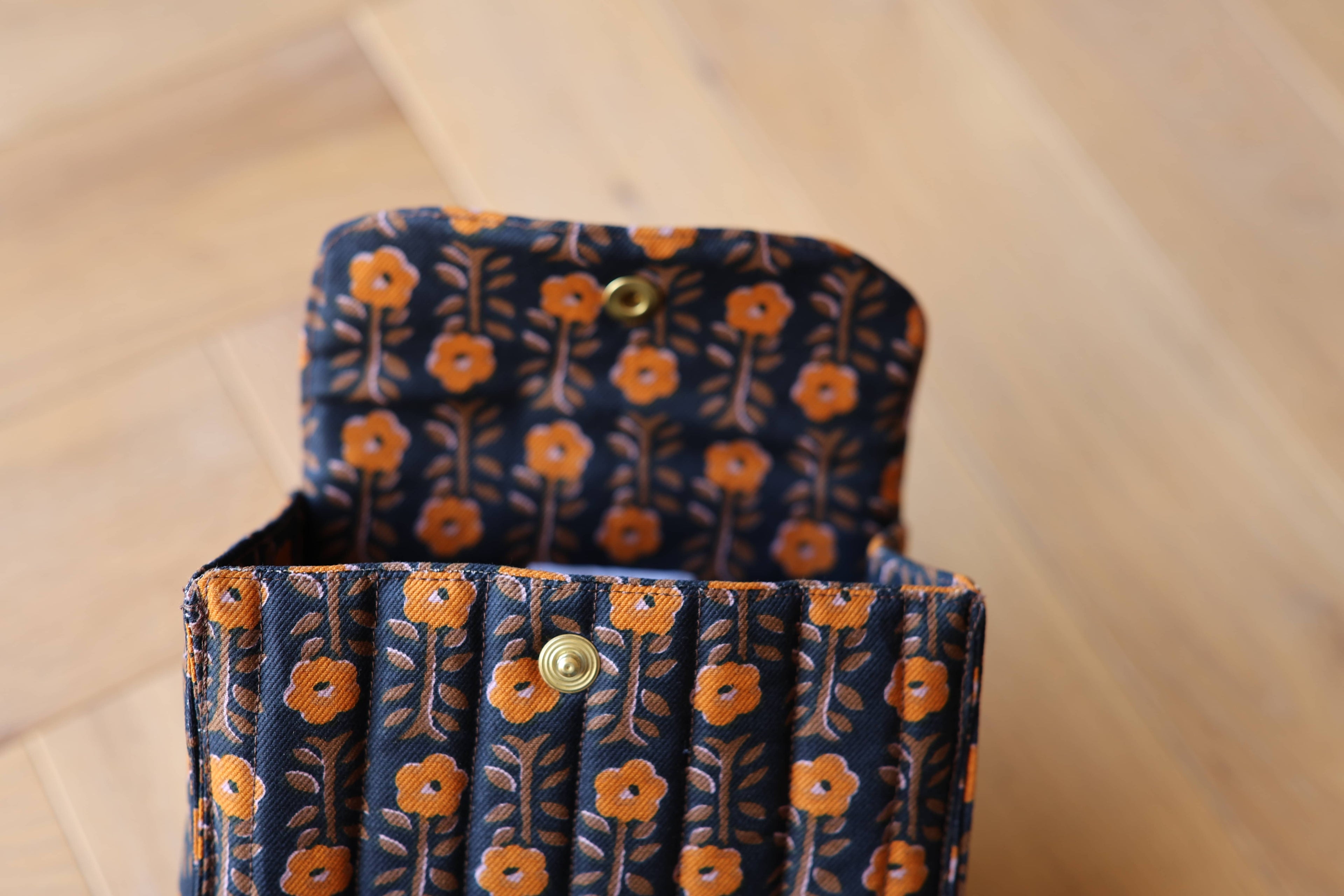 Pochette matelassée La Cachottière en coton motif indien, création textile artisanale, ouvert