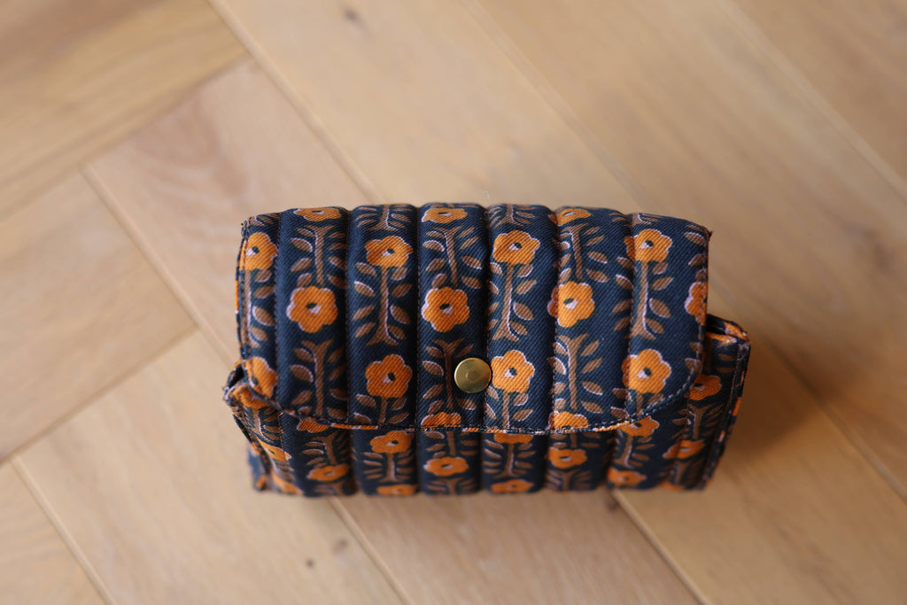 Pochette matelassée La Cachottière en coton motif indien, création textile artisanale, dessus