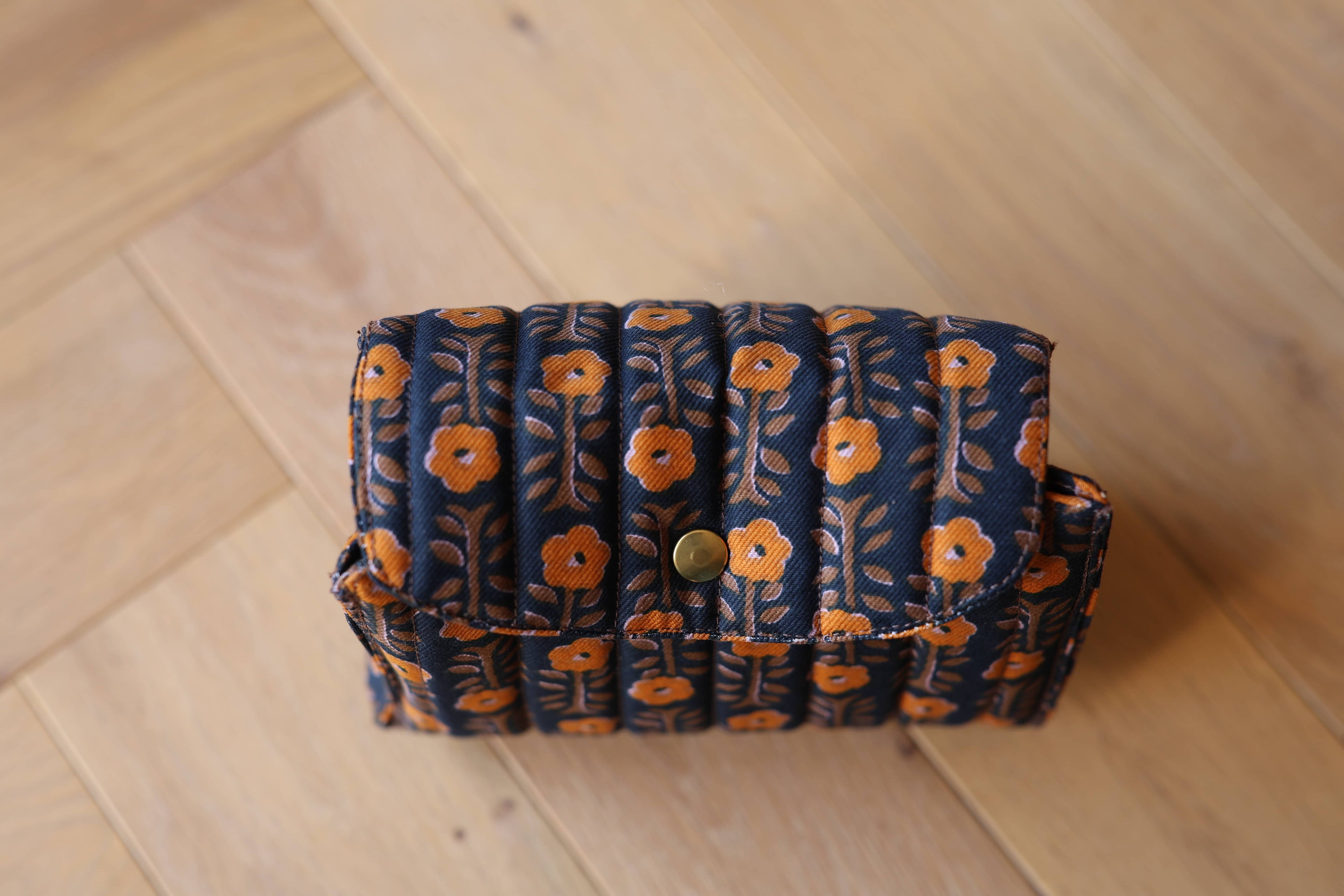 Pochette matelassée La Cachottière en coton motif indien, création textile artisanale, dessus