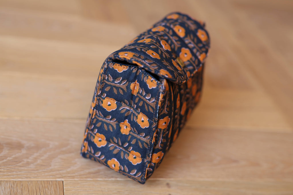 Pochette matelassée La Cachottière en coton motif indien, création textile artisanale, soufflet