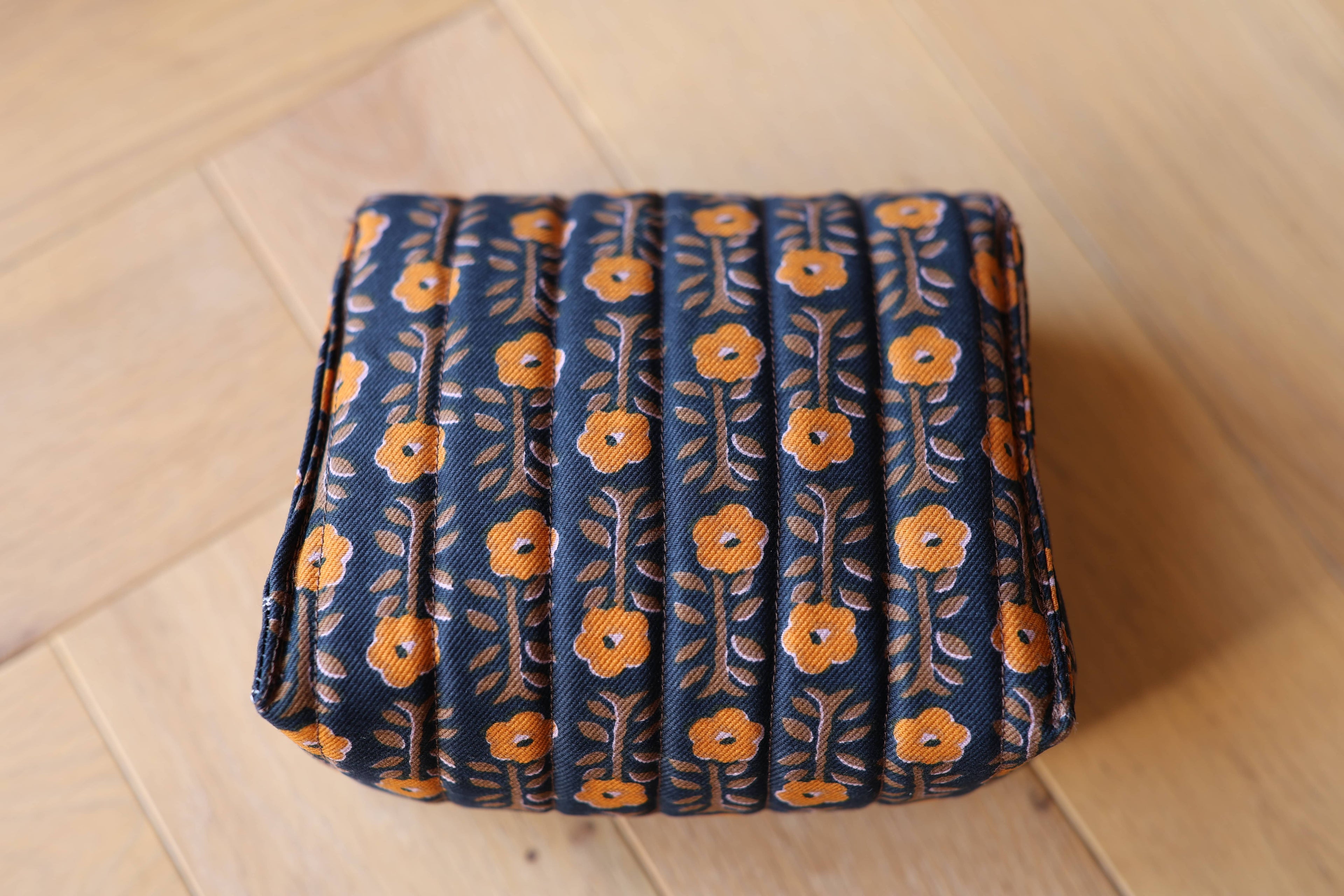Pochette matelassée La Cachottière en coton motif indien, création textile artisanale, dos
