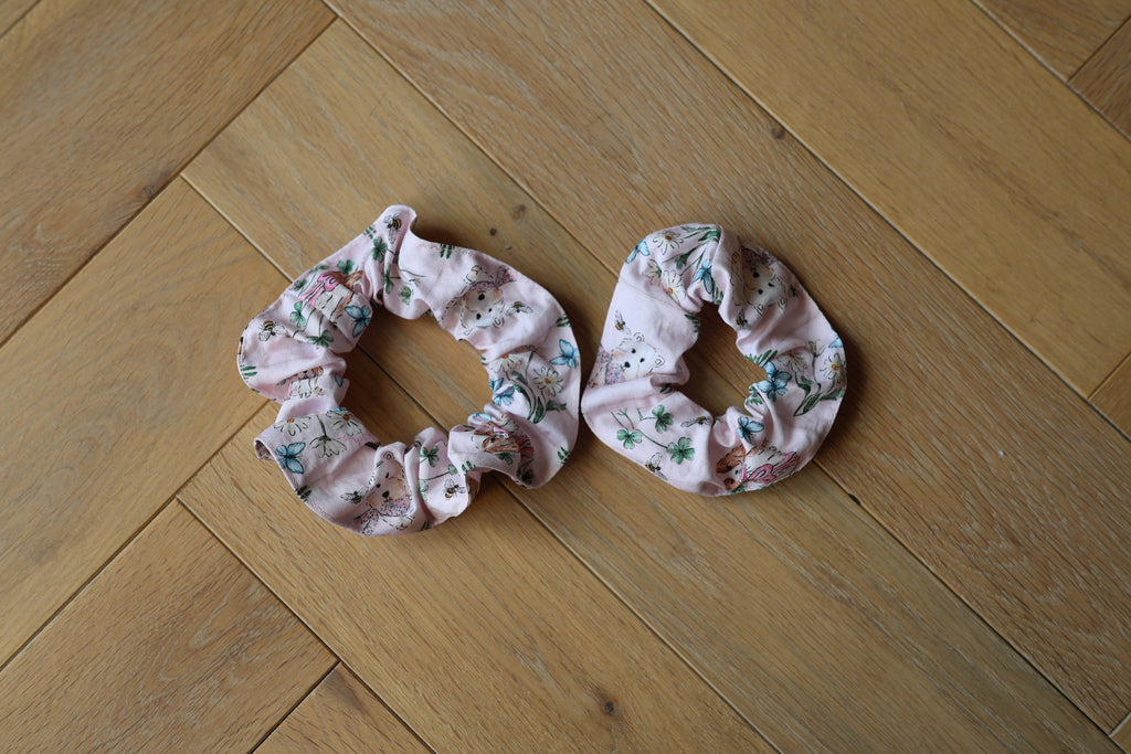 Chouchou La Chouchoute de Madeleine en coton rose motif chiens, accessoire cheveux, deux tailles