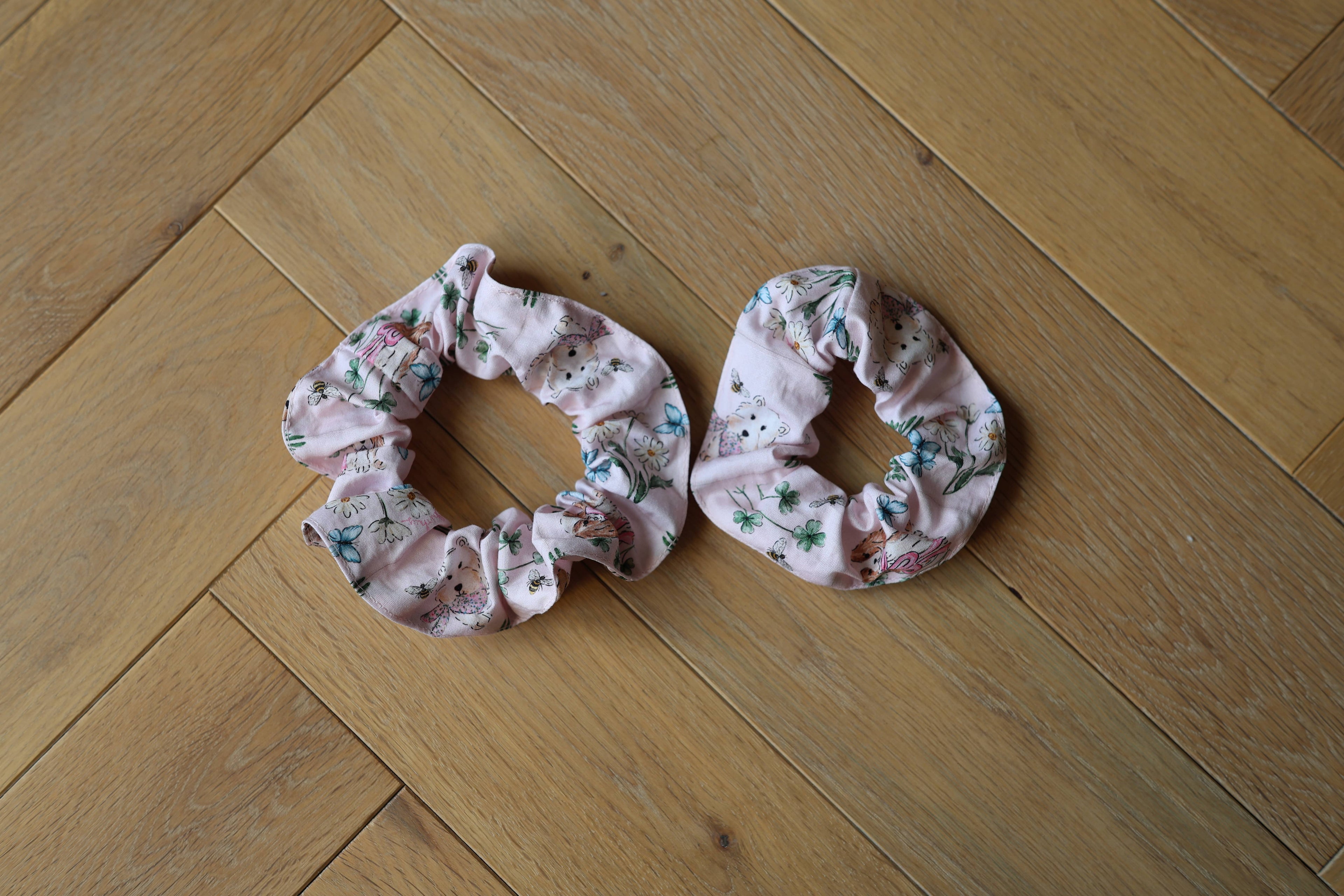 Chouchou La Chouchoute de Madeleine en coton rose motif chiens, accessoire cheveux, deux tailles