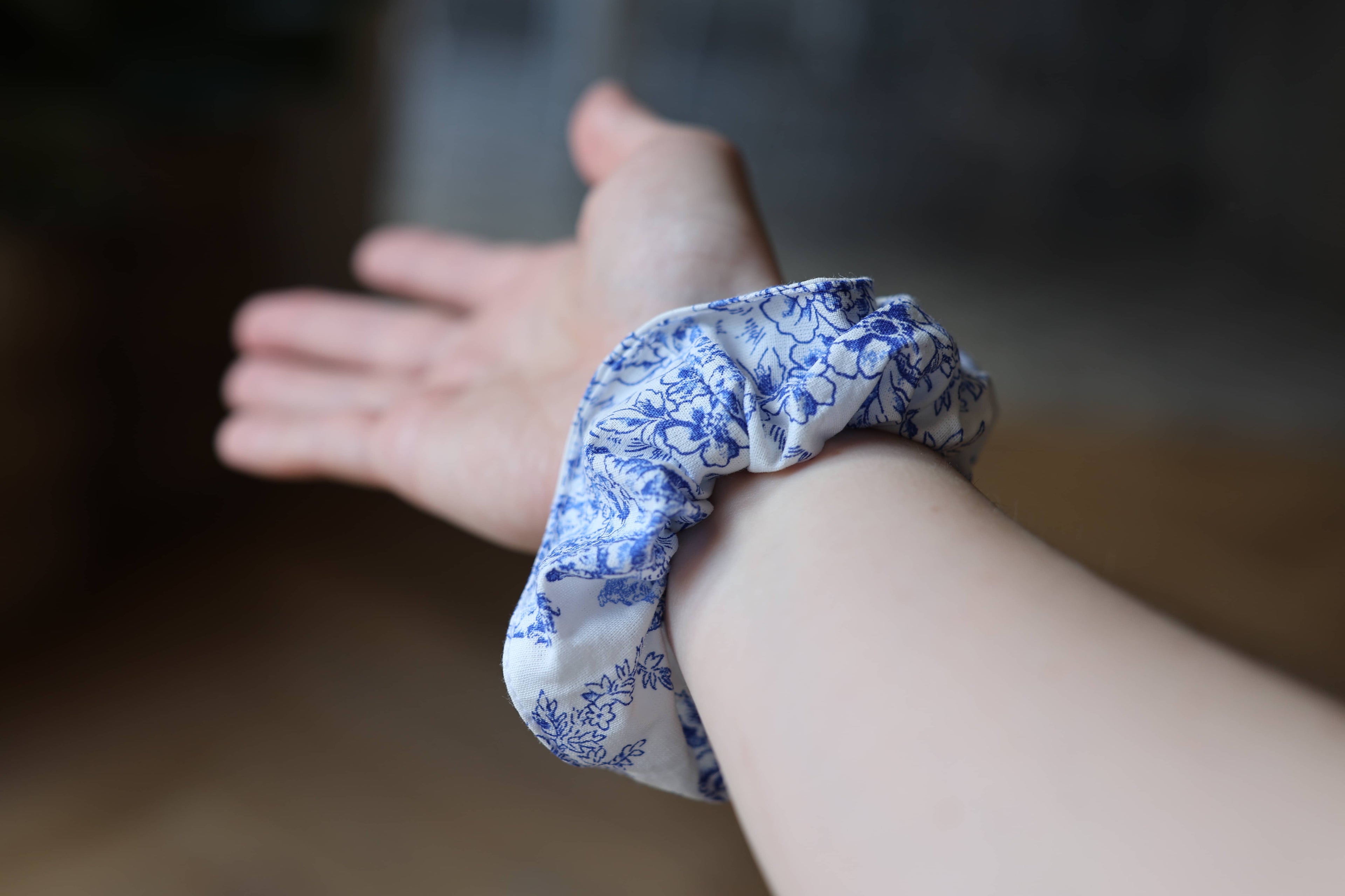 Chouchou La Chouchoute de Madeleine en toile de Jouy bleue, création artisanale, porté