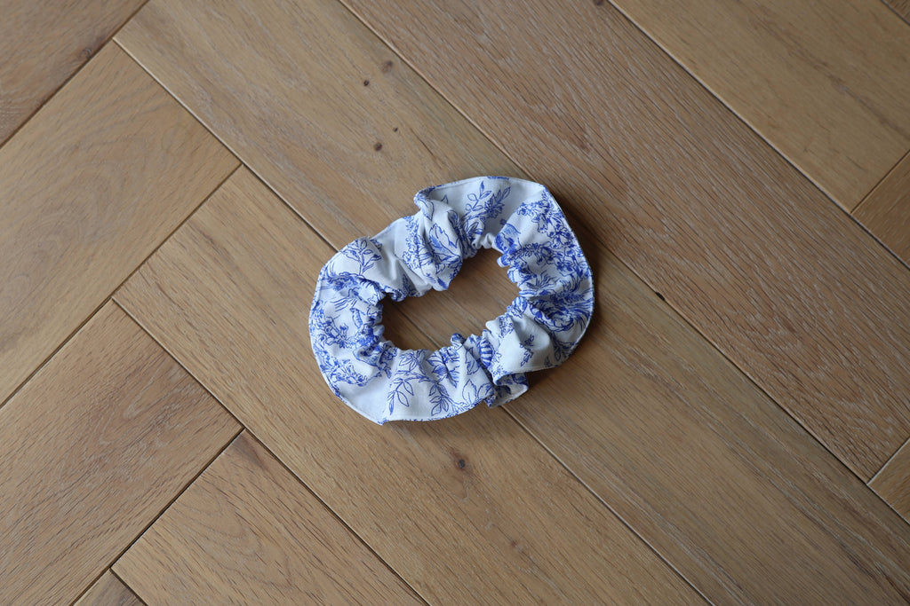 Chouchou La Chouchoute de Madeleine en toile de Jouy bleue, création artisanale