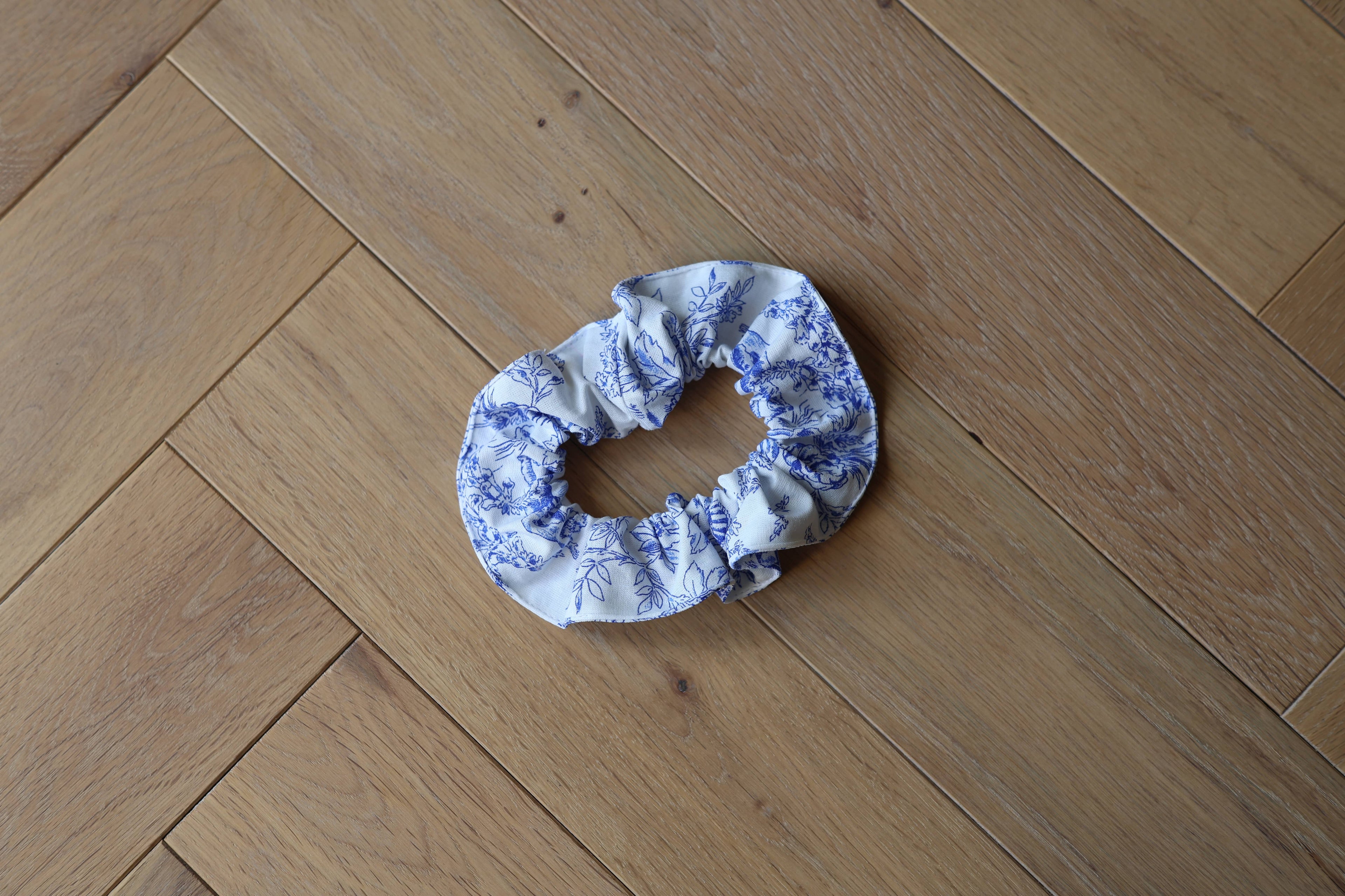 Chouchou La Chouchoute de Madeleine en toile de Jouy bleue, création artisanale