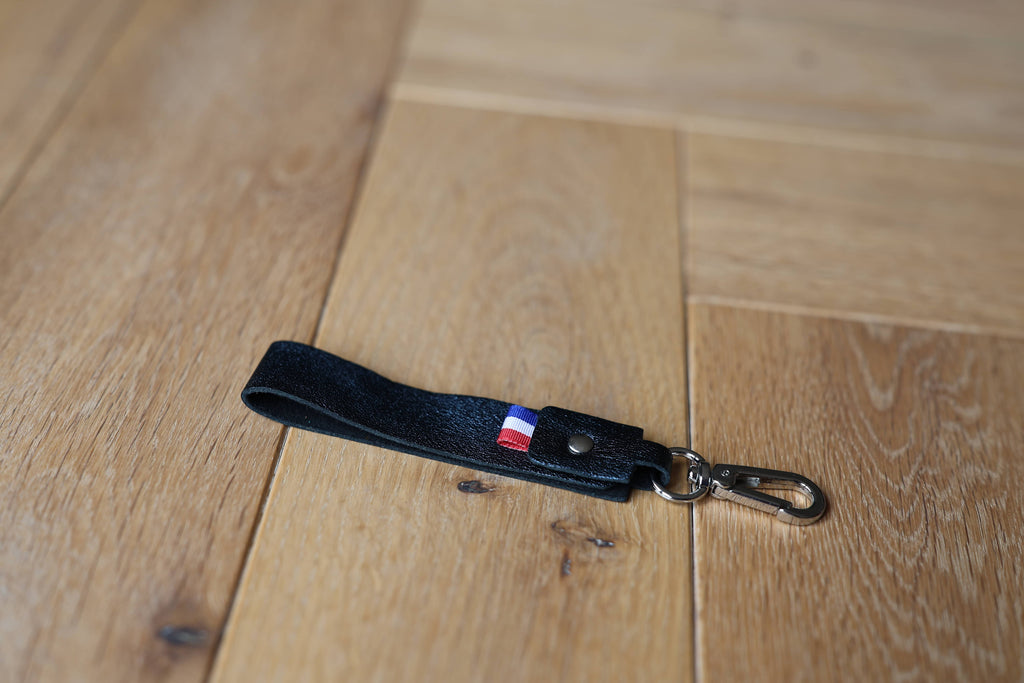 Porte-clés La Clé des Champs en cuir véritable bleu irisé, cousu dans mon atelier, coté