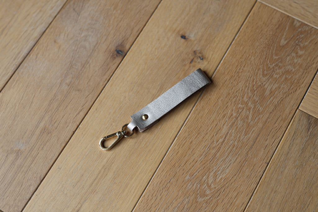 Porte-clés La Clé des Champs en cuir véritable champagne irisé, création artisanale, dessous