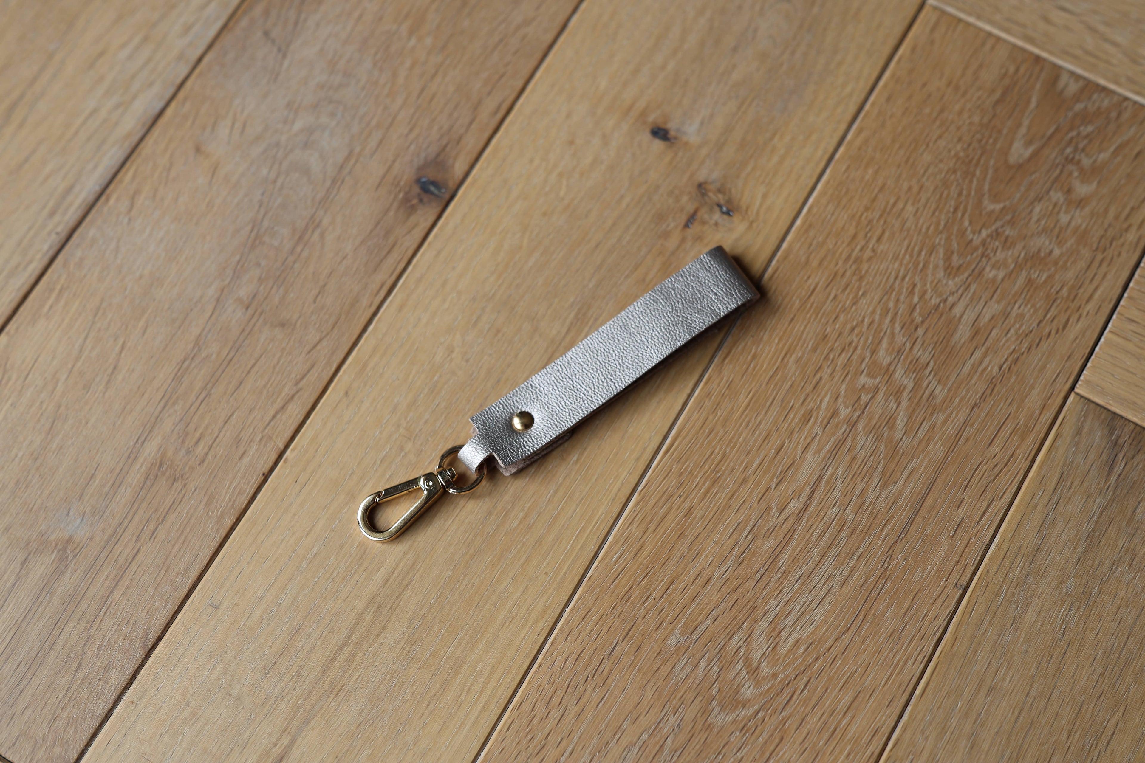 Porte-clés La Clé des Champs en cuir véritable champagne irisé, création artisanale, dessous