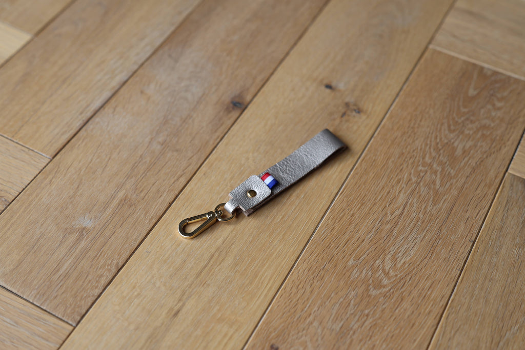 Porte-clés La Clé des Champs en cuir véritable champagne irisé, création artisanale, dessus