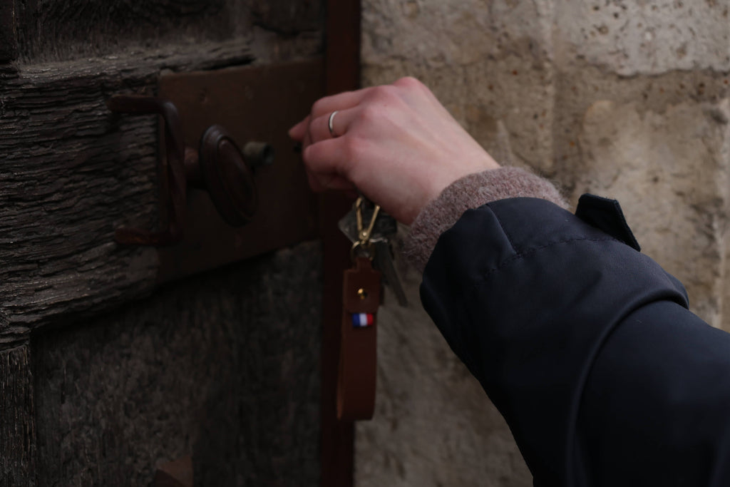 Porte-clés La Clé des Champs en cuir véritable marron, sangle artisanale, en situation