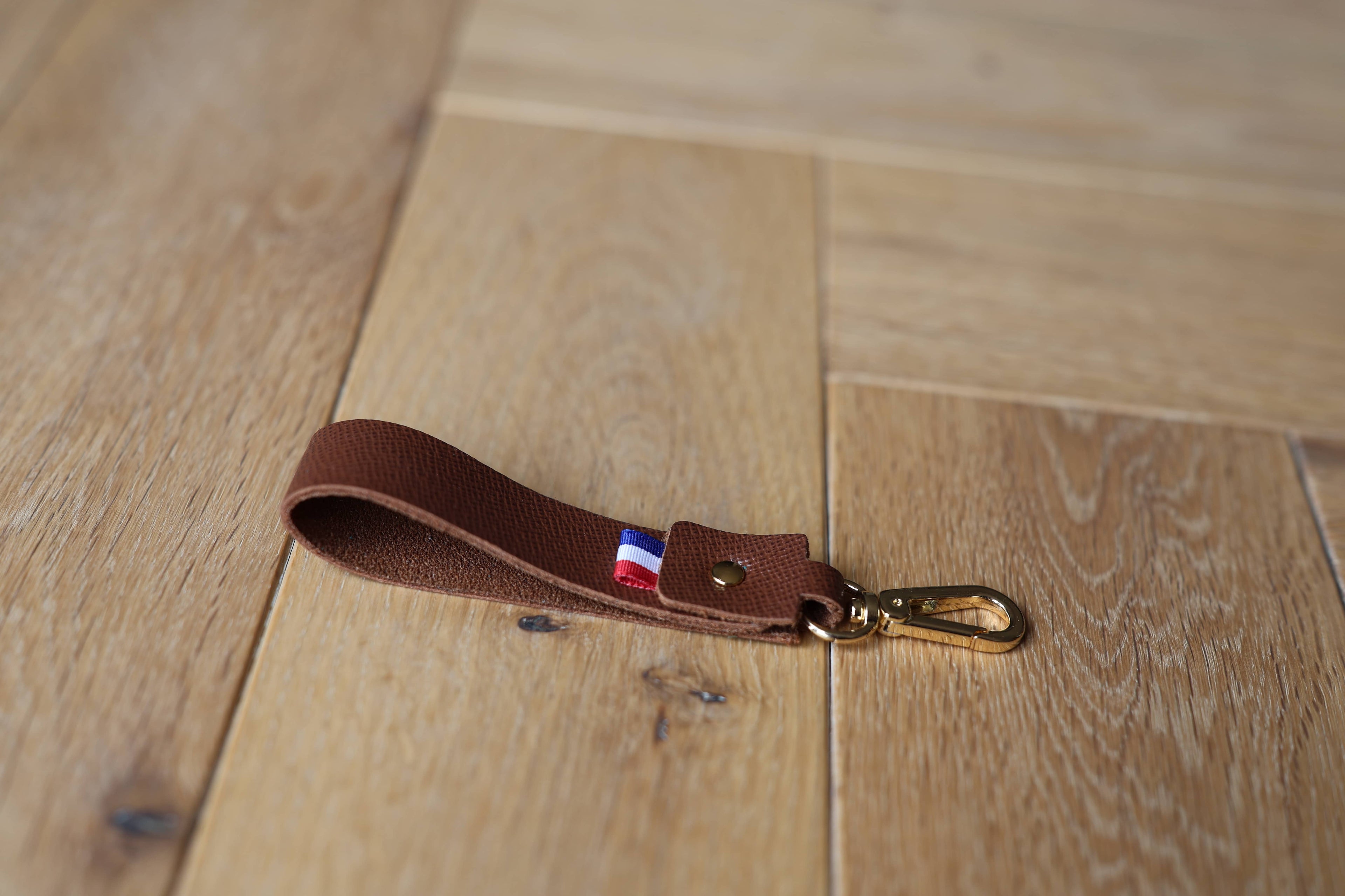 Porte-clés La Clé des Champs en cuir véritable marron, sangle artisanale, coté