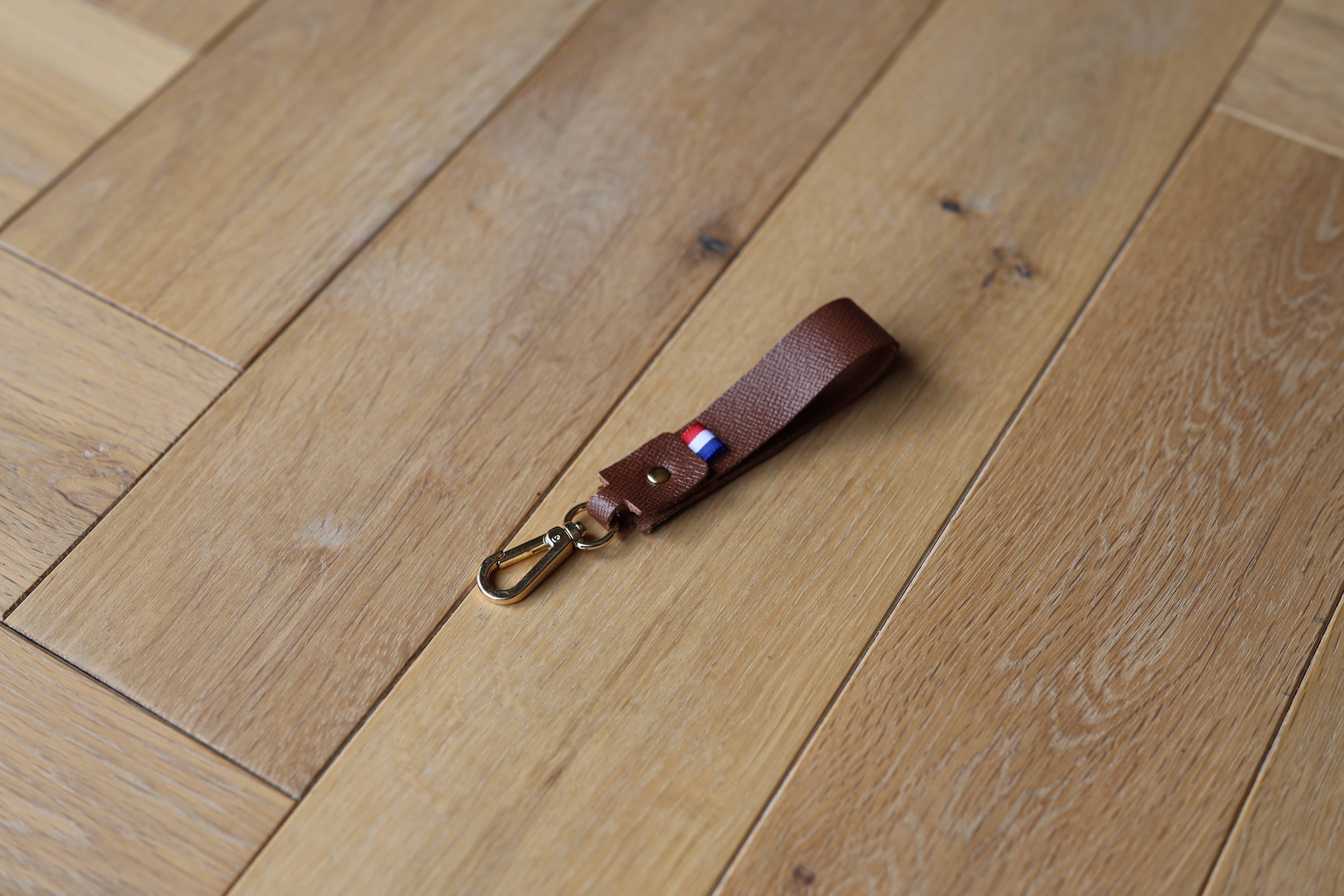Porte-clés La Clé des Champs en cuir véritable marron, sangle artisanale, dessus
