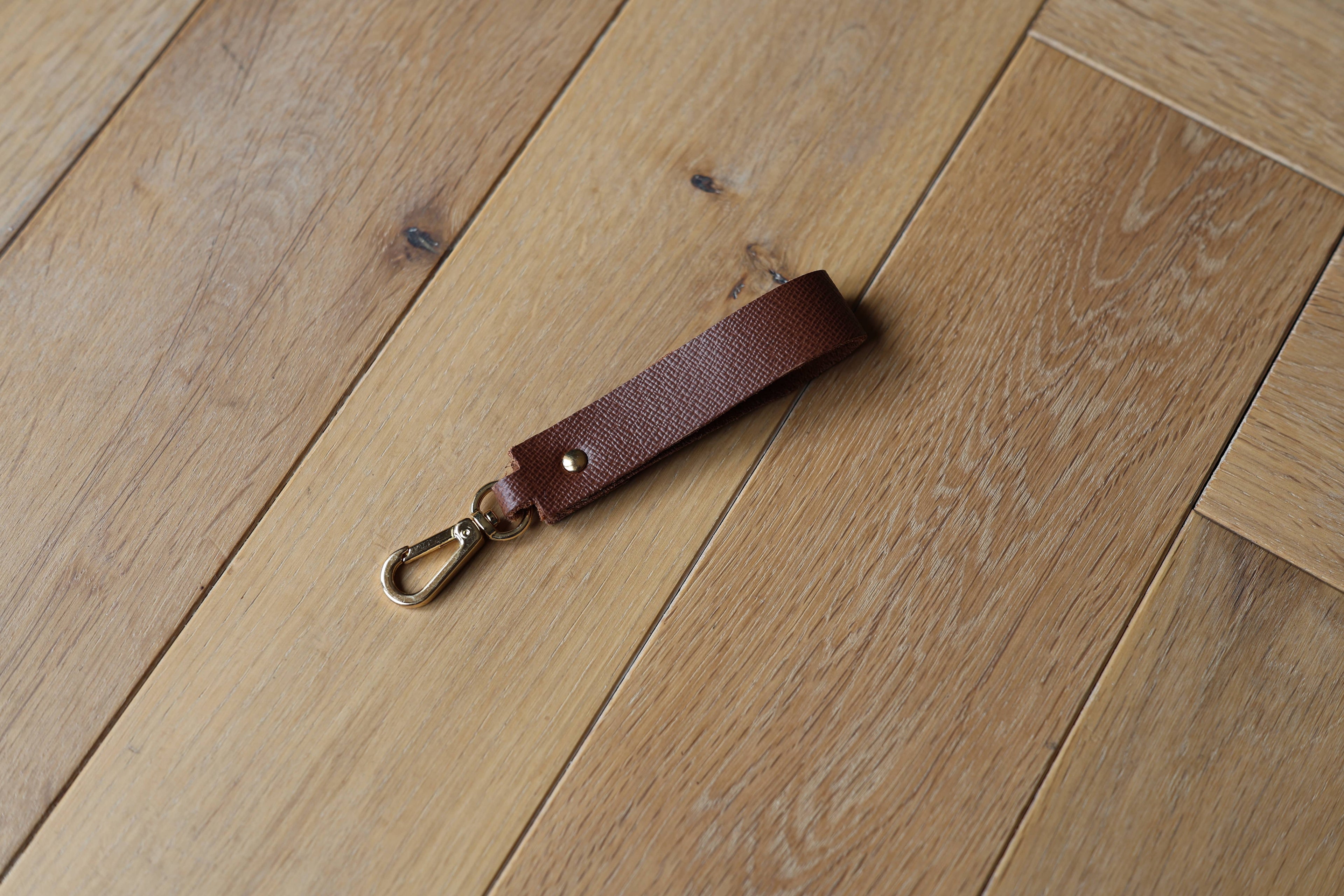 Porte-clés La Clé des Champs en cuir véritable marron, sangle artisanale, dessous