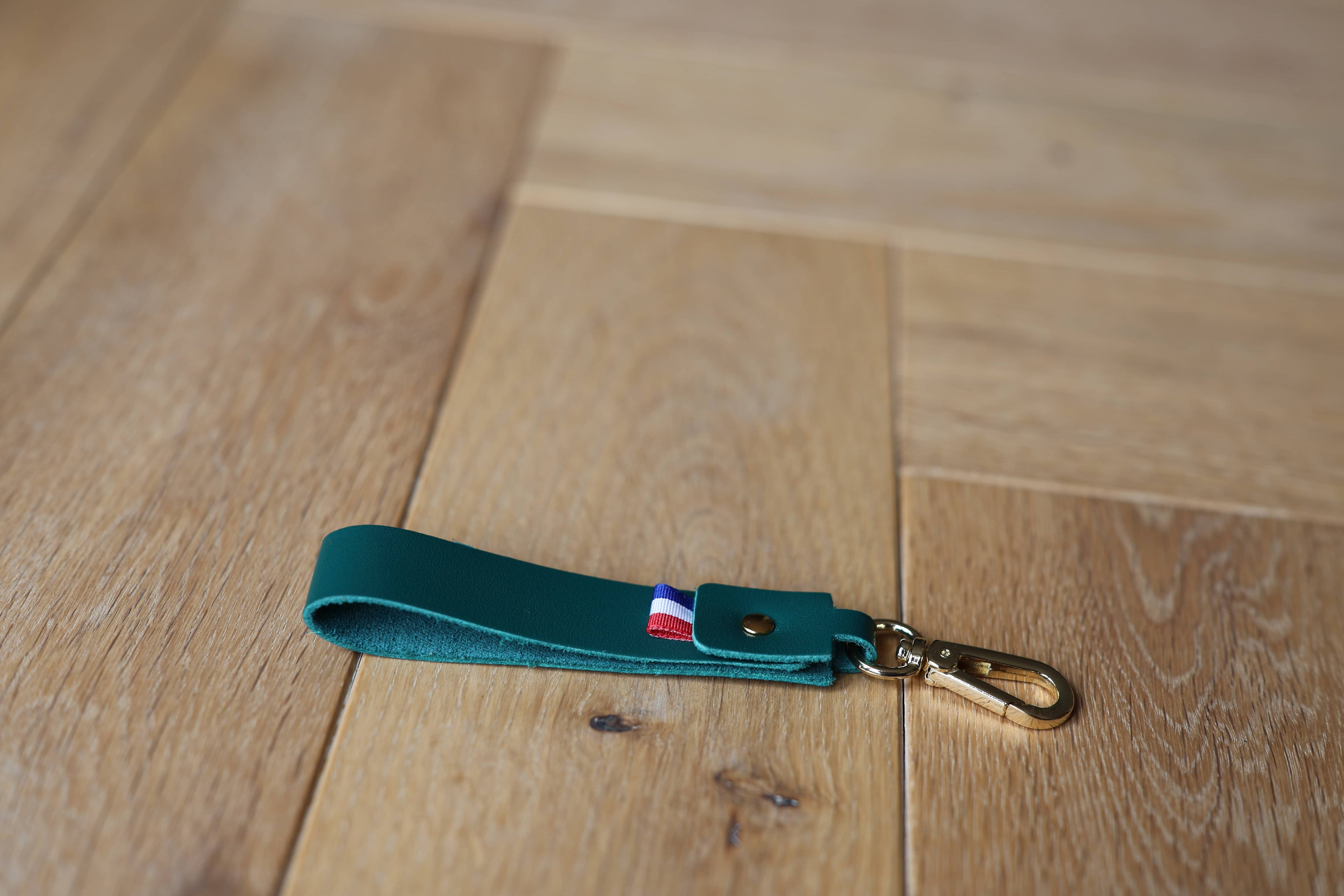 Porte-clés La Clé des Champs en cuir véritable vert, accessoire artisanal en cuir, coté
