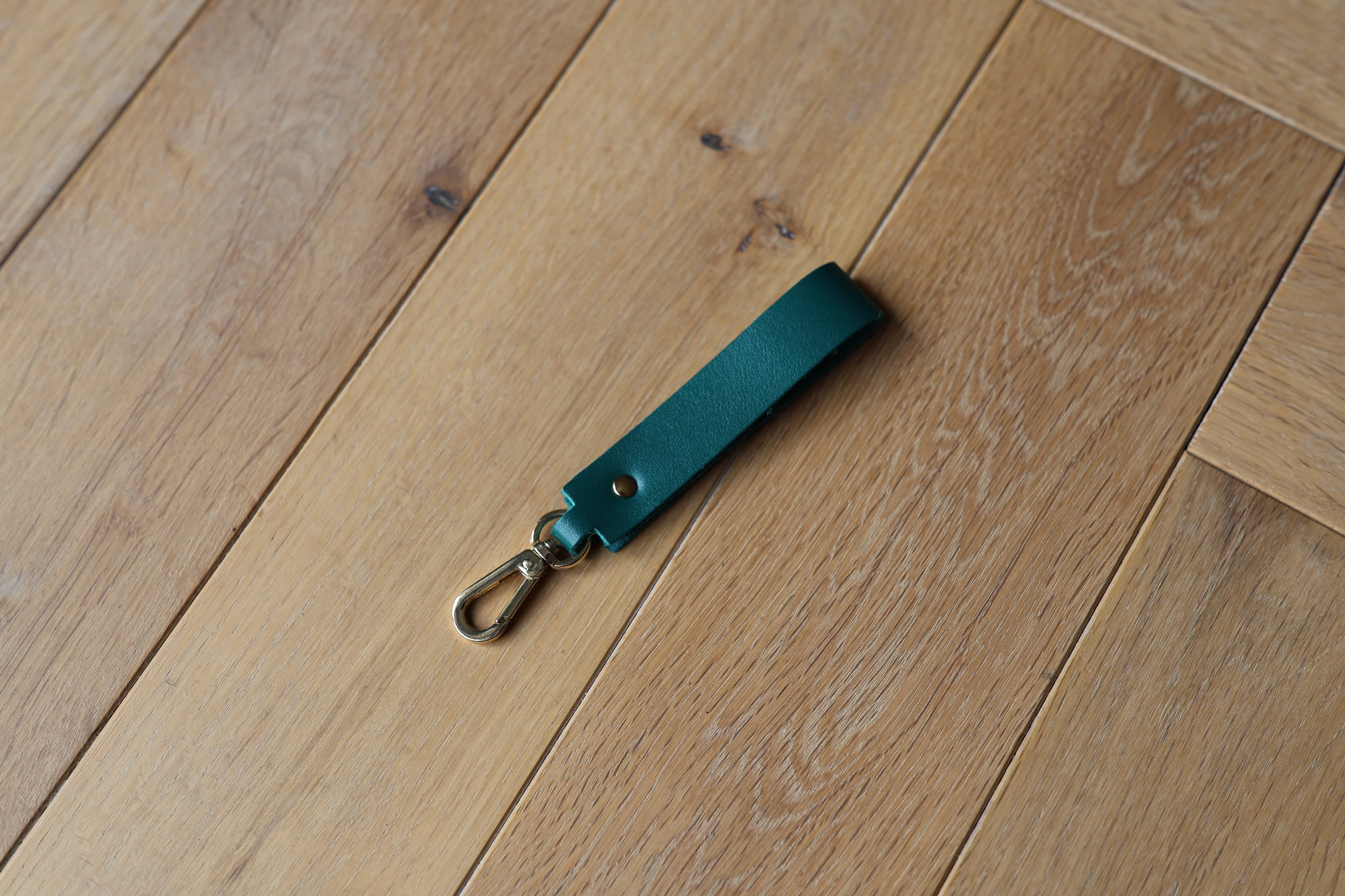 Porte-clés La Clé des Champs en cuir véritable vert, accessoire artisanal en cuir, dessous