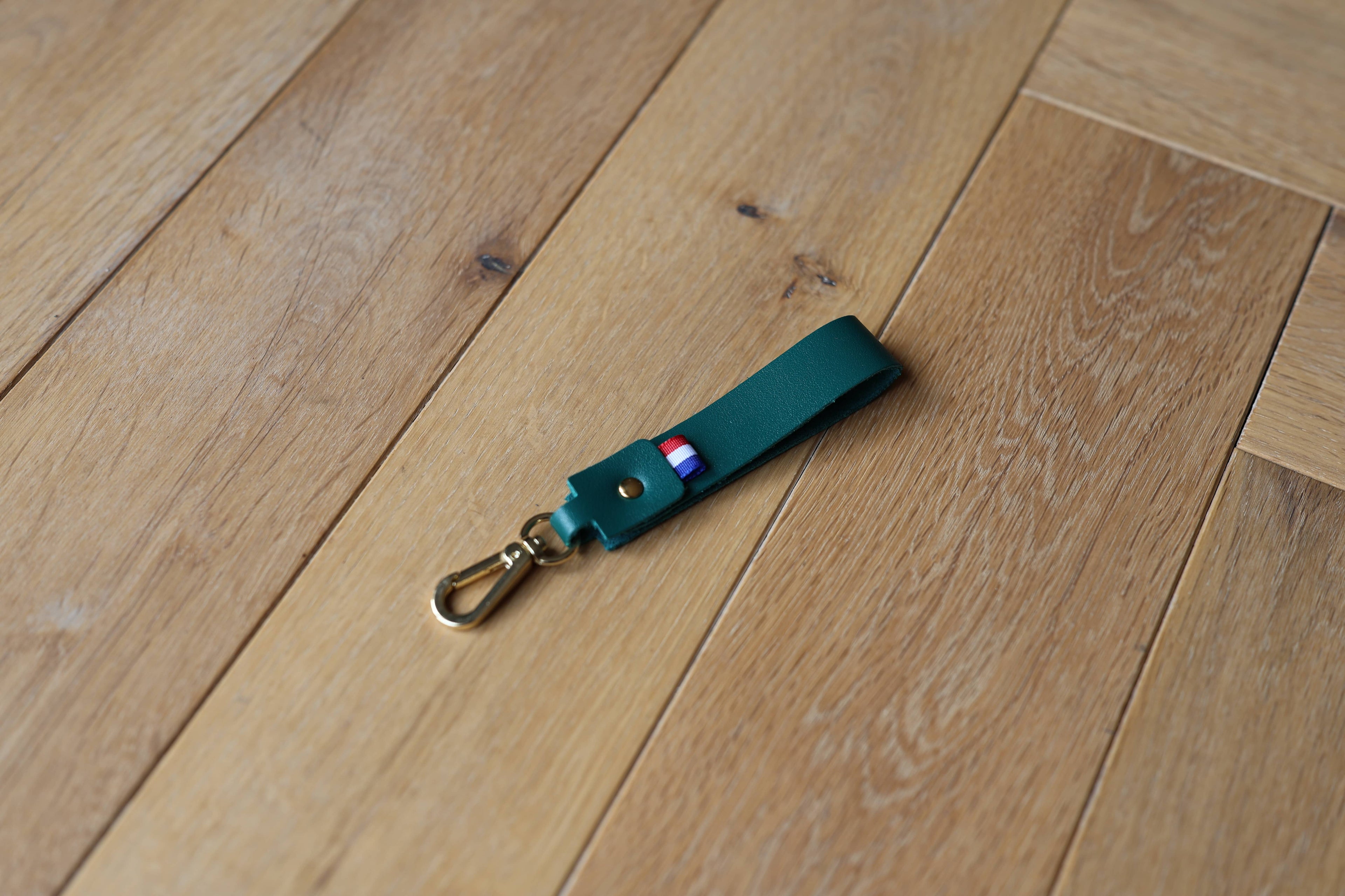 Porte-clés La Clé des Champs en cuir véritable vert, accessoire artisanal en cuir, dessus