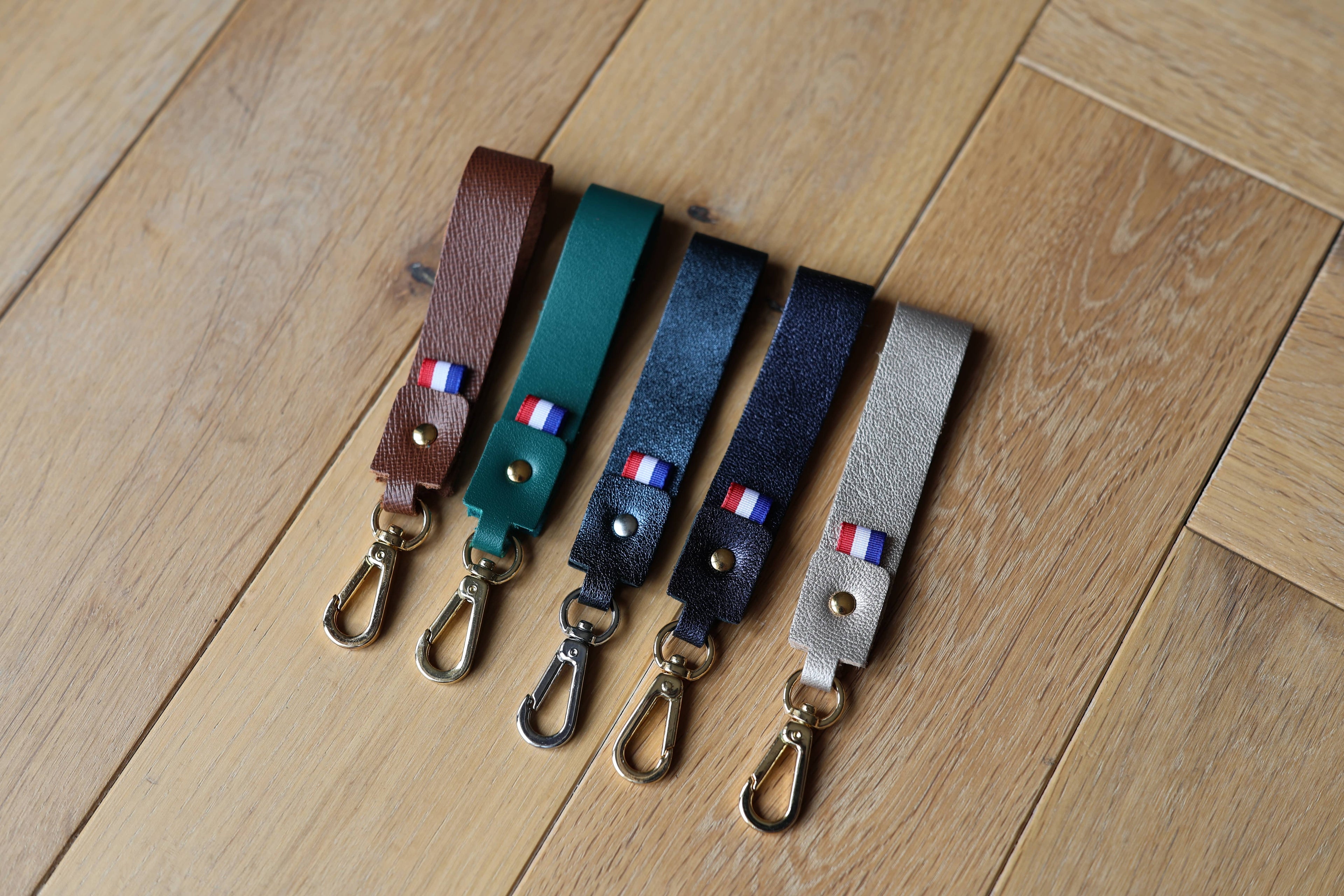 Porte-clés La Clé des Champs en cuir véritable bleu irisé, cousu dans mon atelier, ensemble modèles