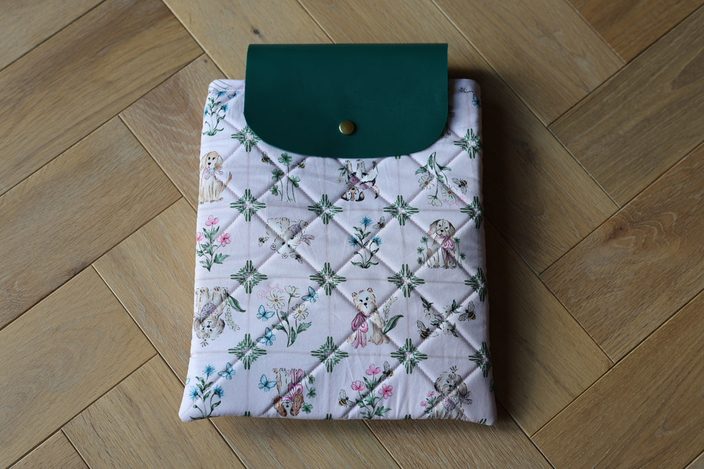 Housse pour livre et liseuse L’Écrin des Mots en coton imprimé rose motif chiens, devant