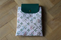 Housse pour livre et liseuse L’Écrin des Mots en coton imprimé rose motif chiens, devant