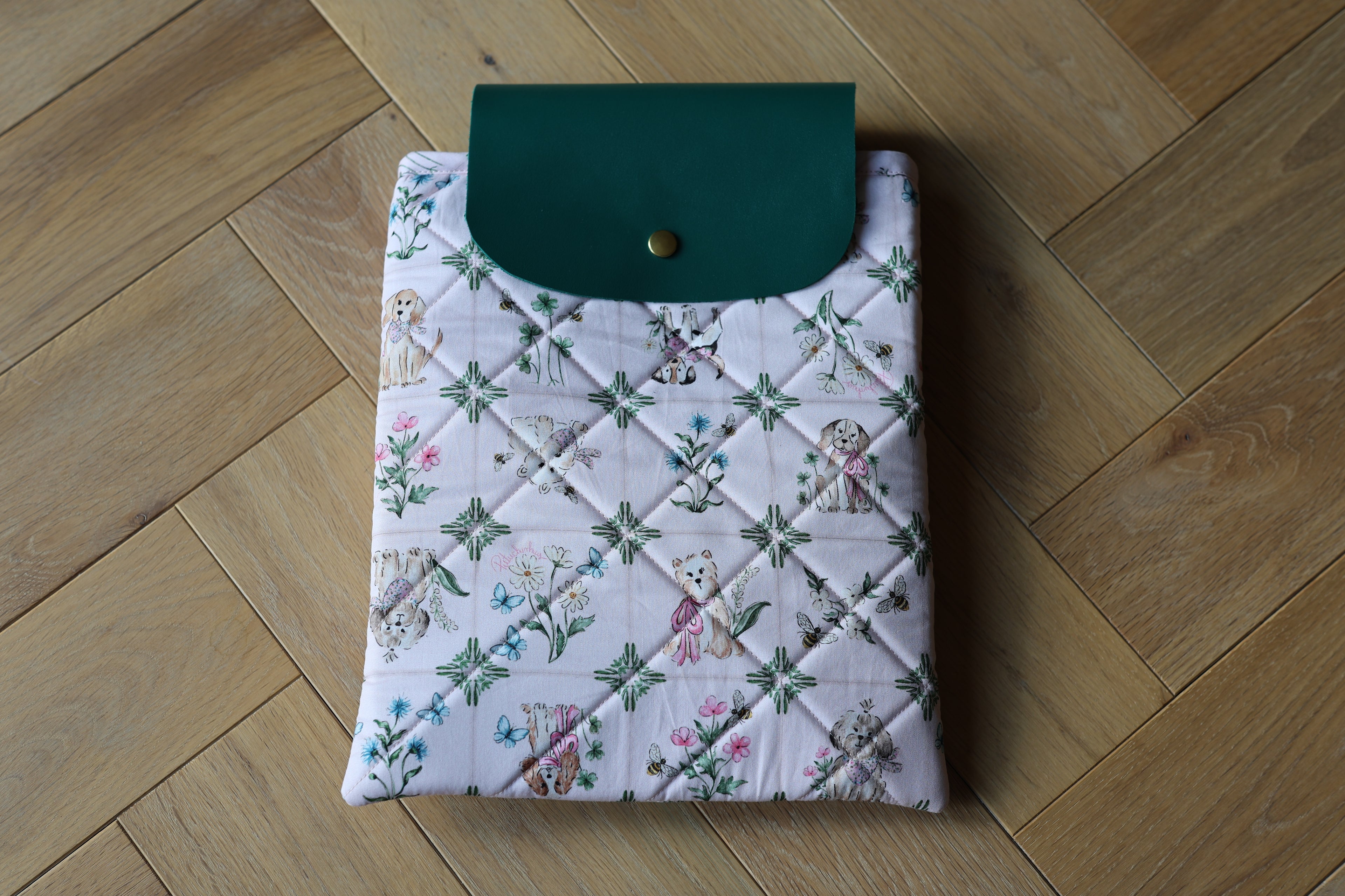 Housse pour livre et liseuse L’Écrin des Mots en coton imprimé rose motif chiens, devant