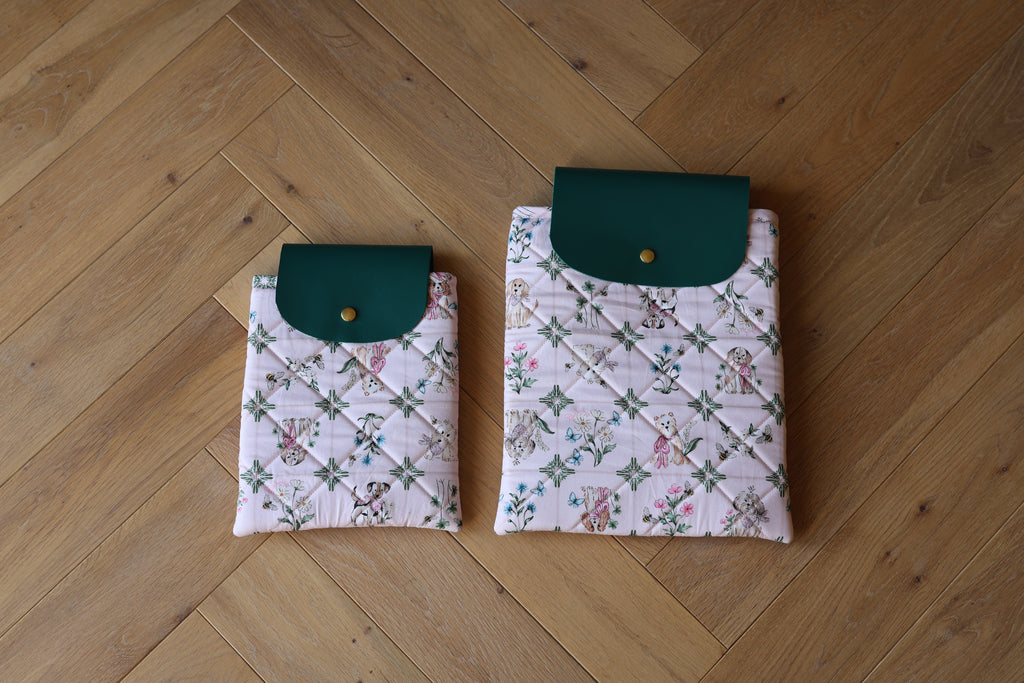 Housse pour livre et liseuse L’Écrin des Mots en coton imprimé rose motif chiens, deux tailles