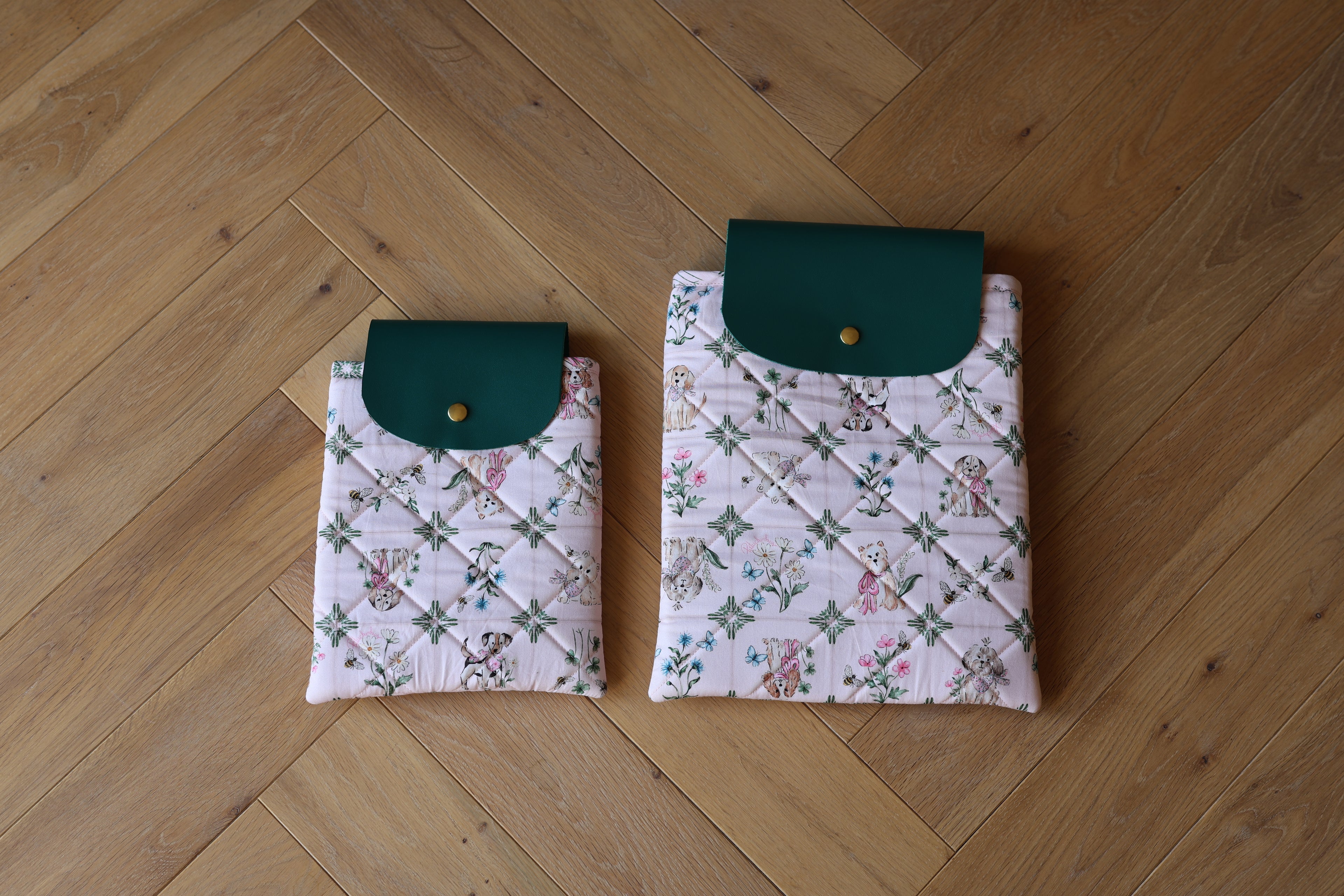 Housse pour livre et liseuse L’Écrin des Mots en coton imprimé rose motif chiens, deux tailles